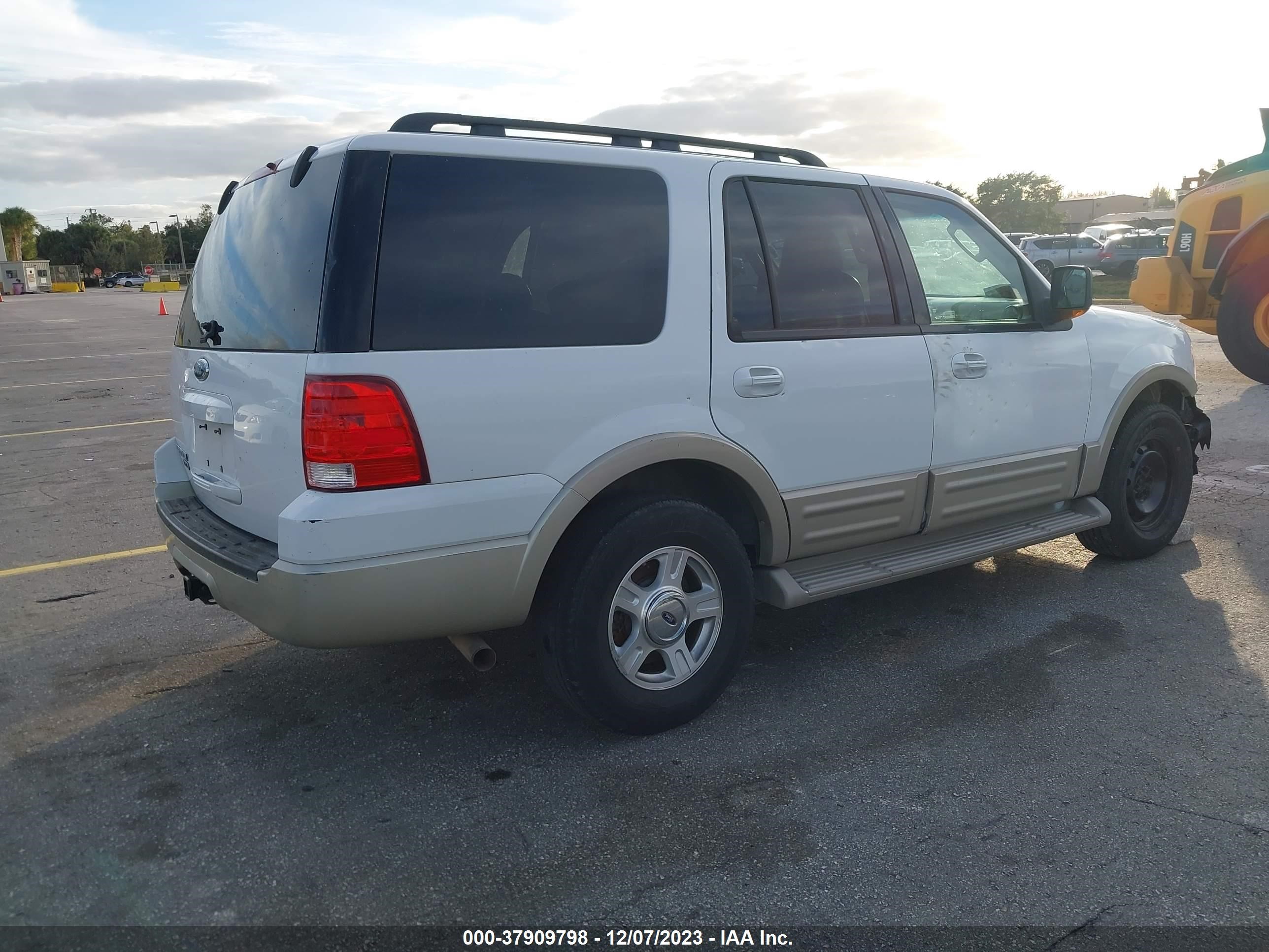 Photo 3 VIN: 1FMPU18525LA76765 - FORD EXPEDITION 