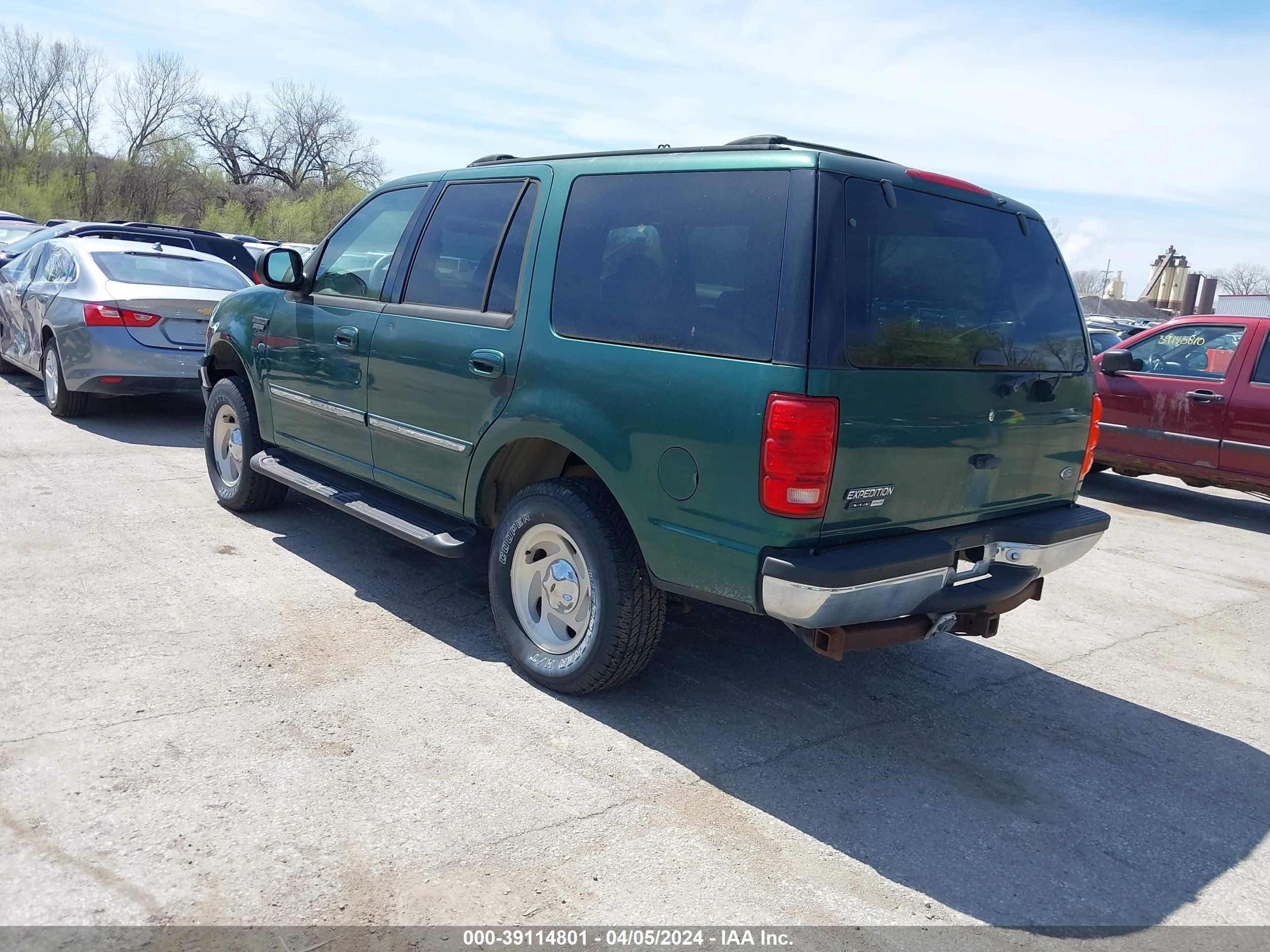 Photo 2 VIN: 1FMPU18L1XLB82075 - FORD EXPEDITION 