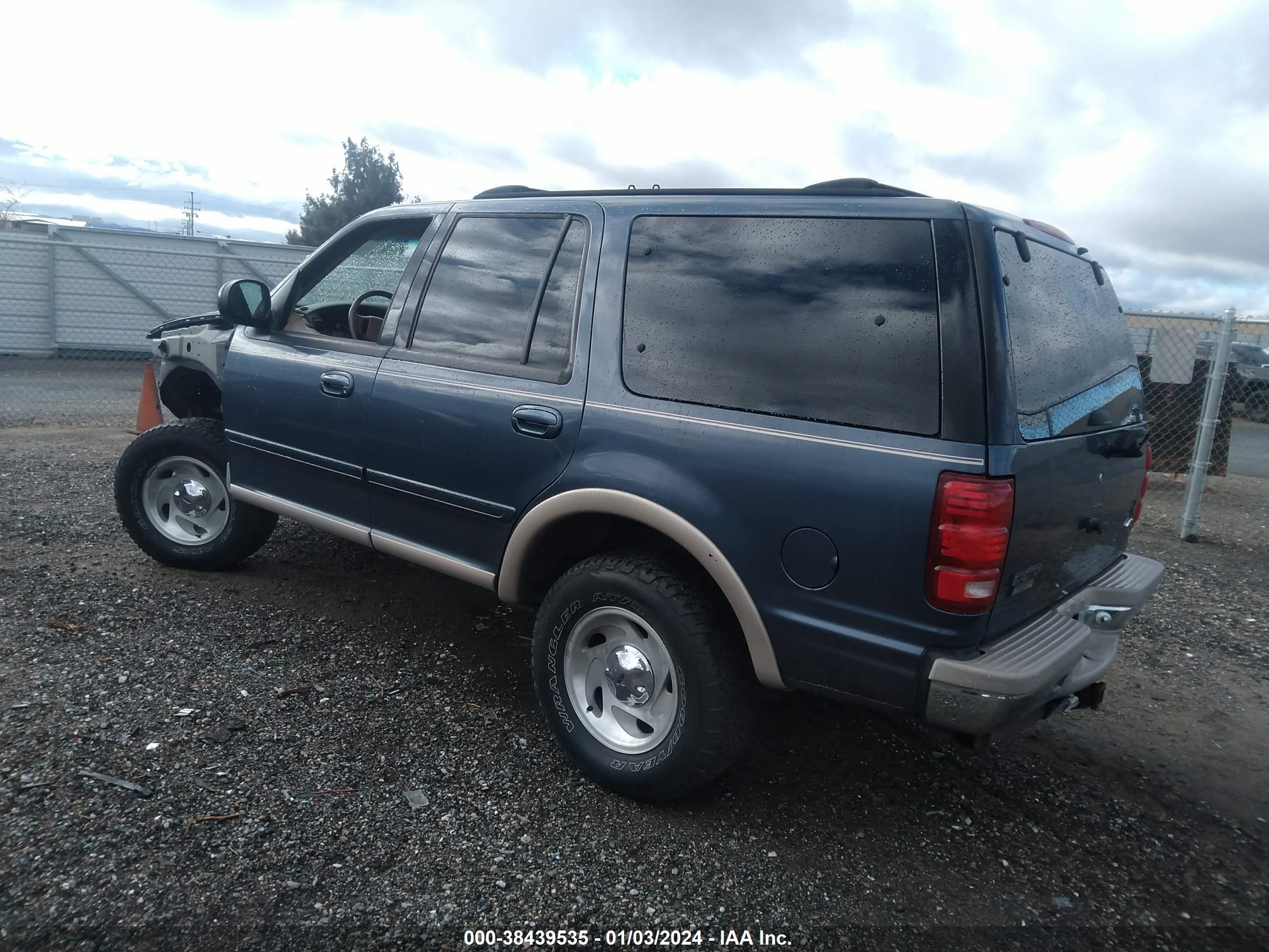 Photo 2 VIN: 1FMPU18L4WLC27329 - FORD EXPEDITION 