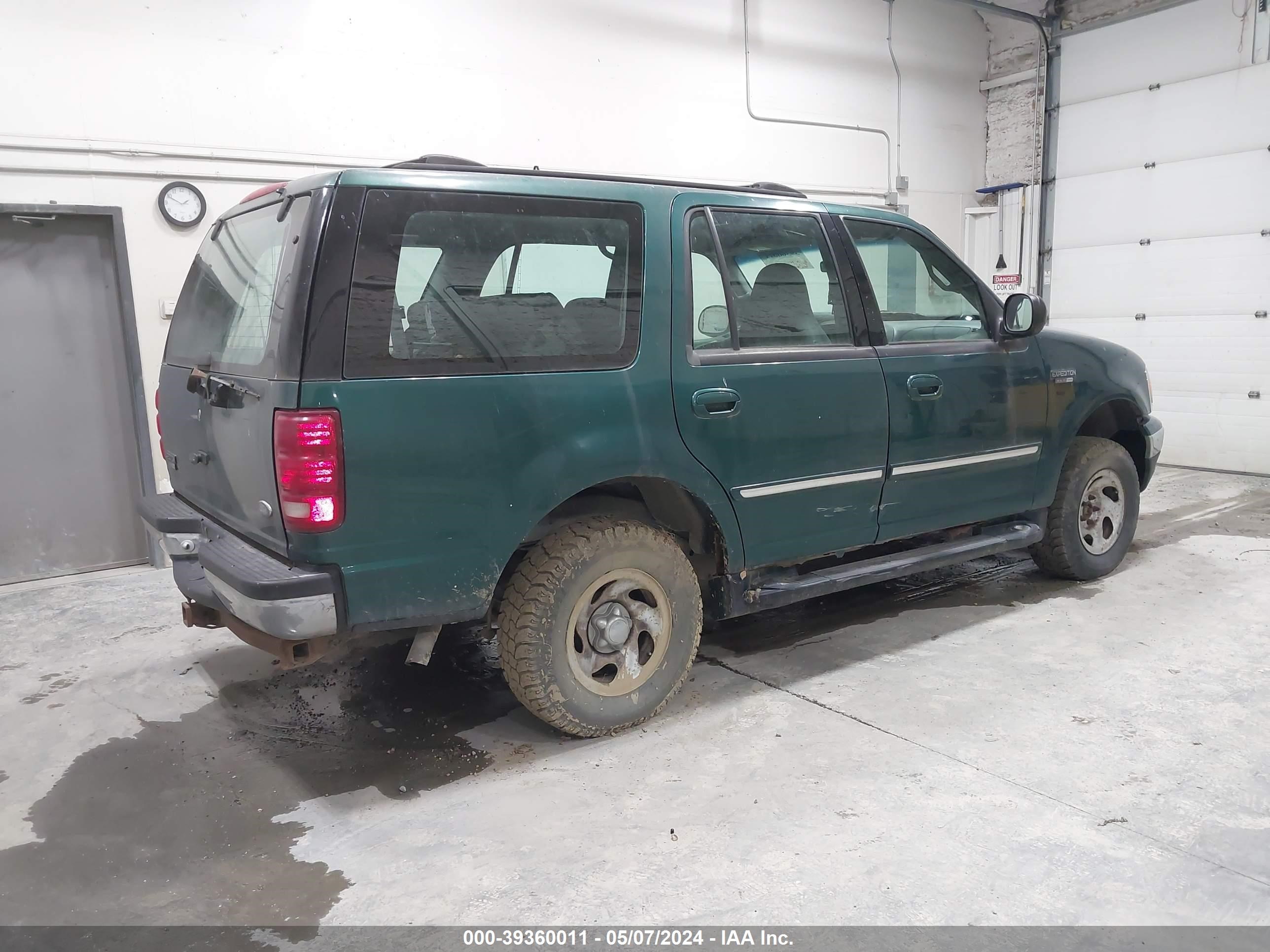 Photo 3 VIN: 1FMRU1664YLB25134 - FORD EXPEDITION 