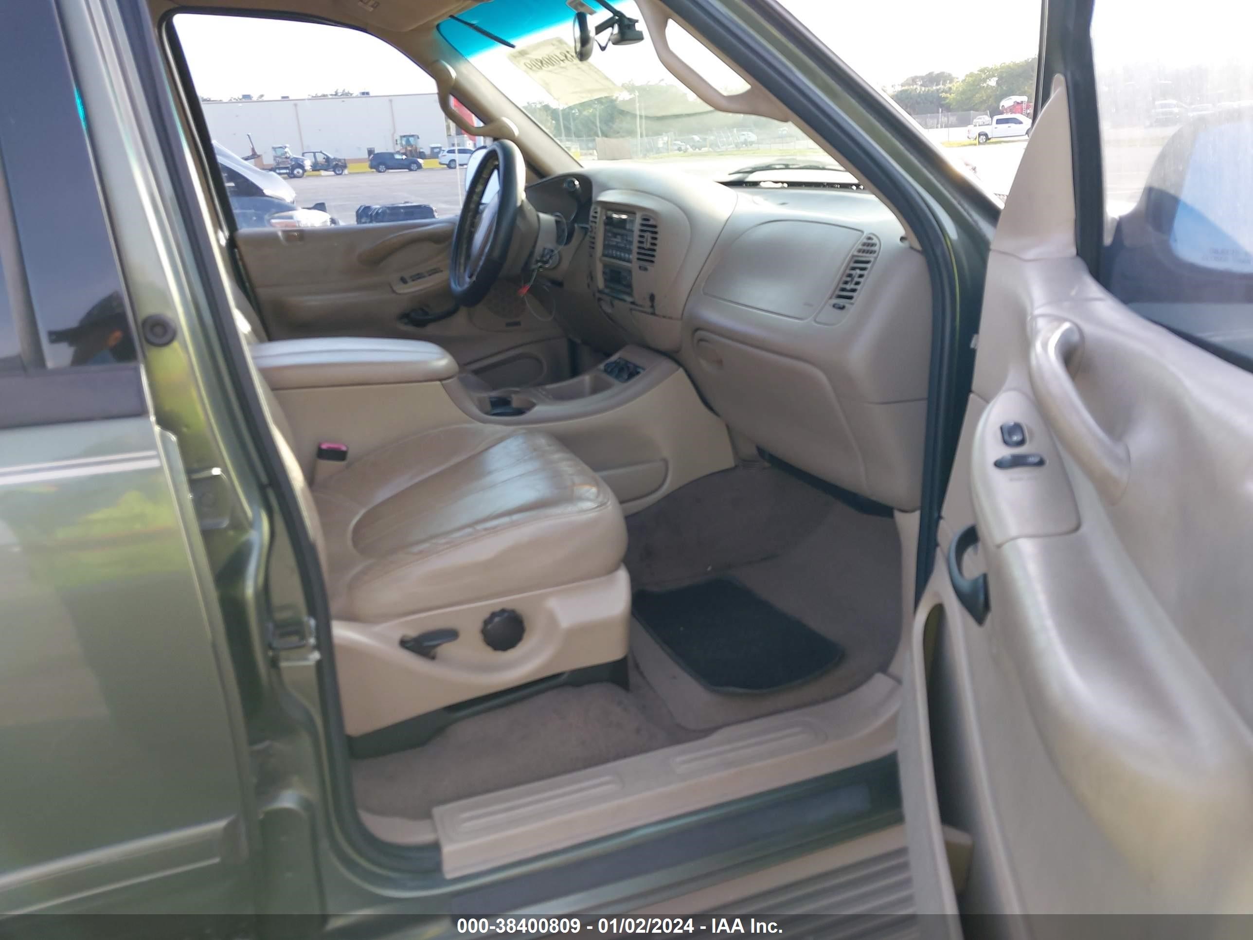 Photo 4 VIN: 1FMRU1763YLB12101 - FORD EXPEDITION 