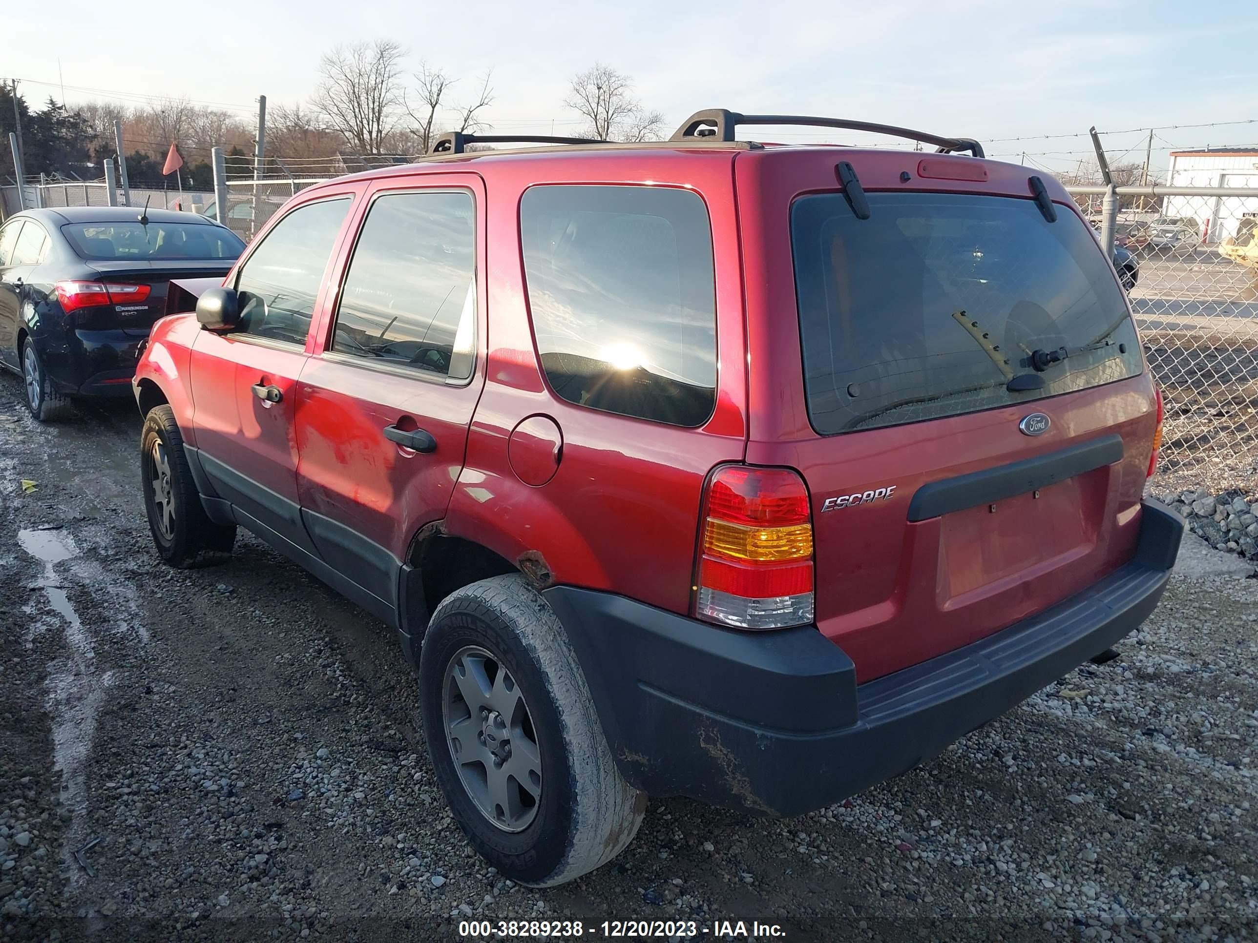 Photo 2 VIN: 1FMYU02133KD48179 - FORD ESCAPE 