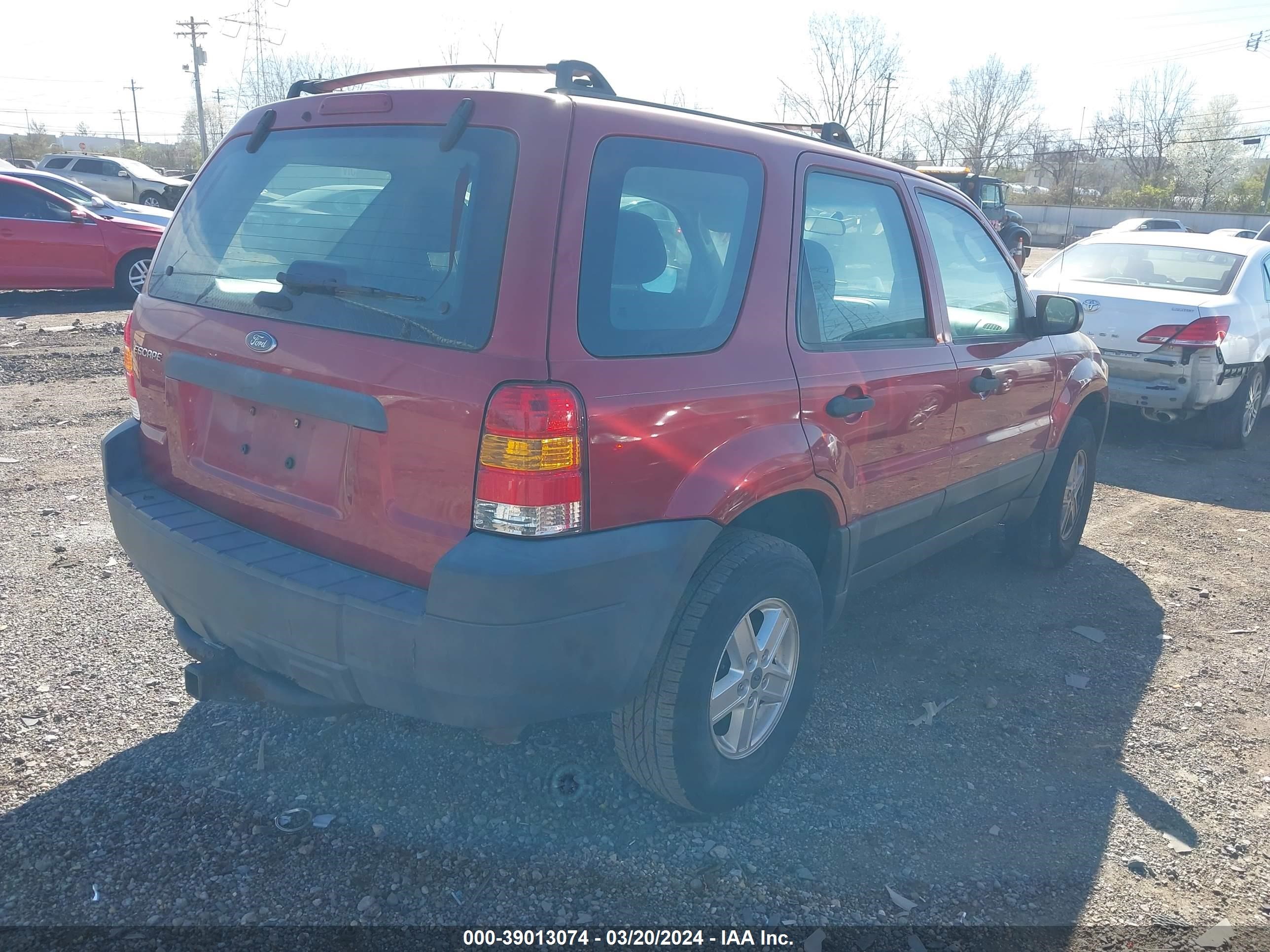 Photo 3 VIN: 1FMYU02Z75DA21099 - FORD ESCAPE 