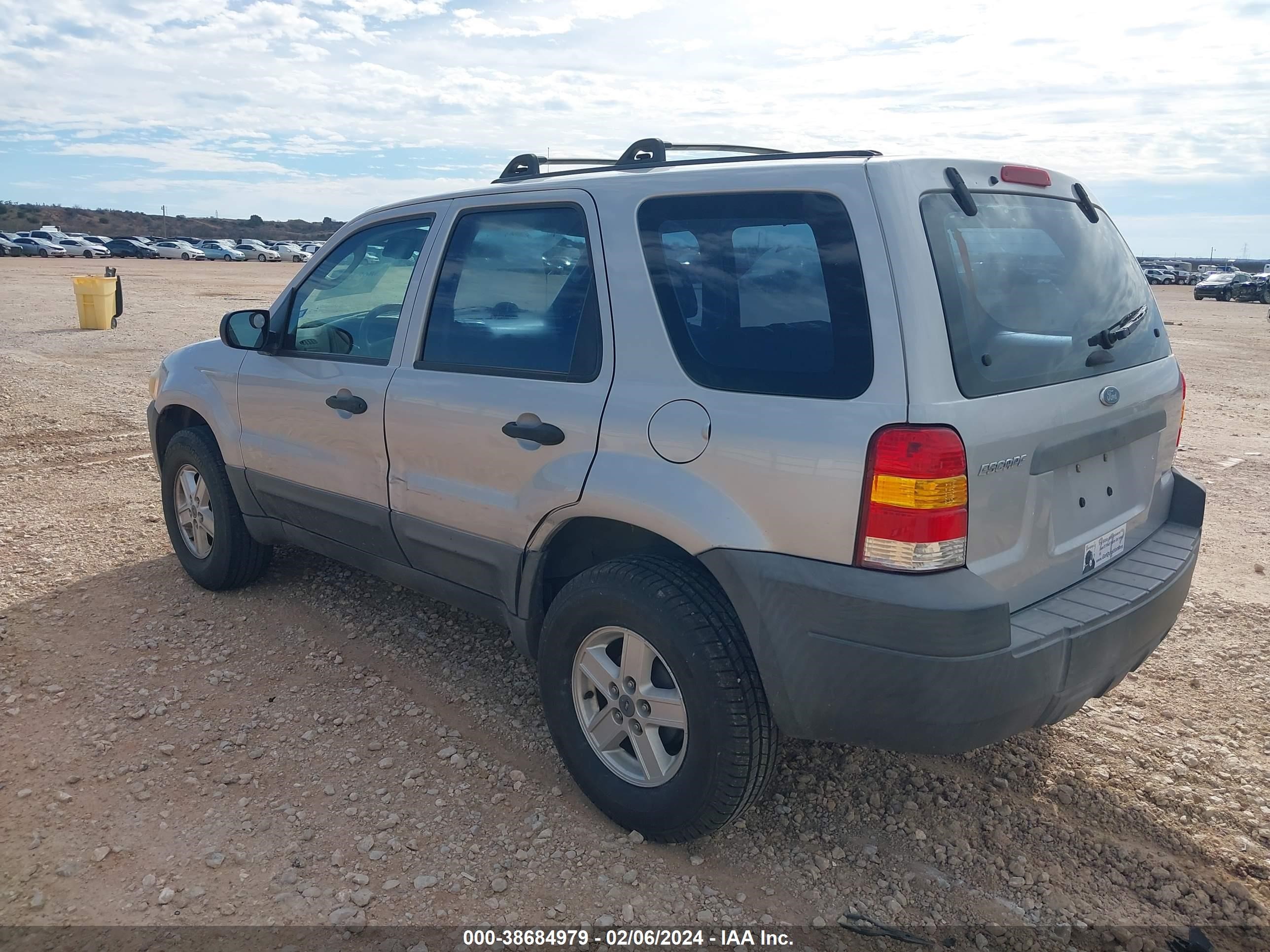 Photo 2 VIN: 1FMYU02Z95KC52839 - FORD ESCAPE 