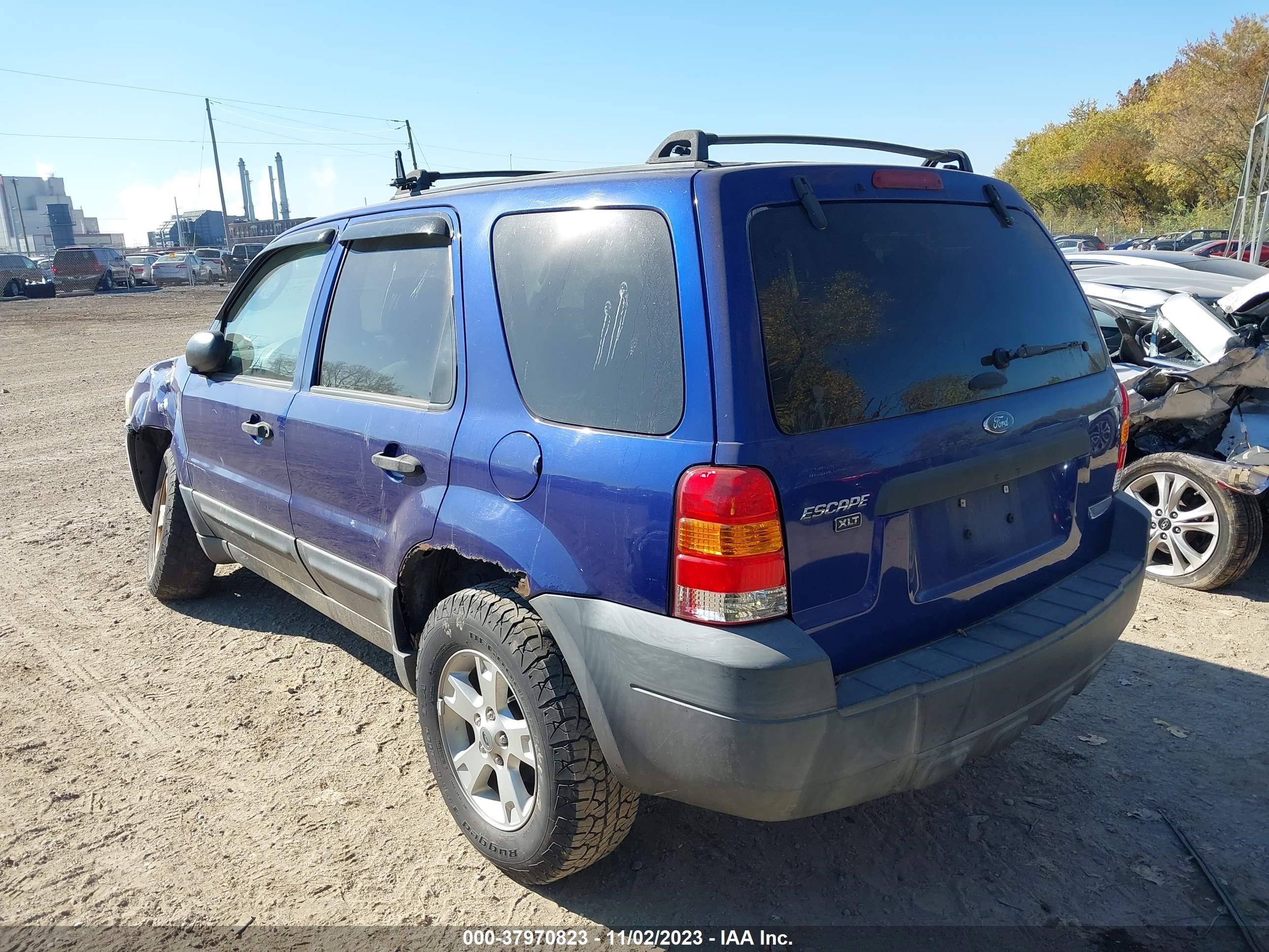 Photo 2 VIN: 1FMYU03105KA35639 - FORD ESCAPE 