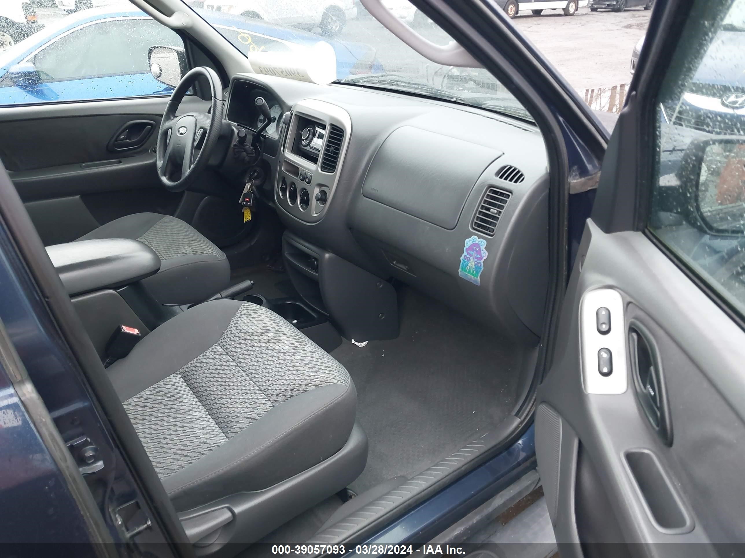 Photo 4 VIN: 1FMYU03114KA98568 - FORD ESCAPE 