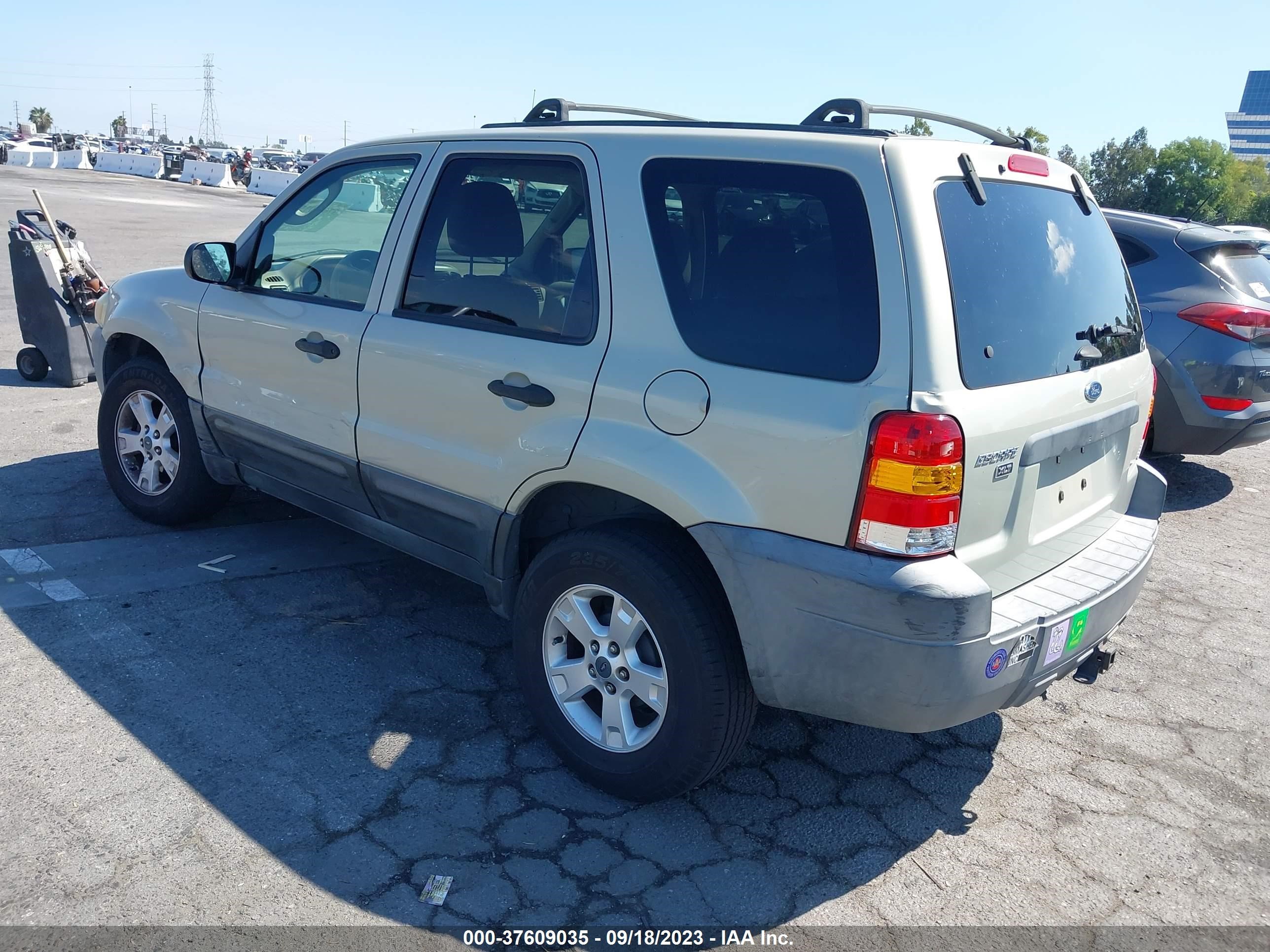 Photo 2 VIN: 1FMYU03125KA85510 - FORD ESCAPE 