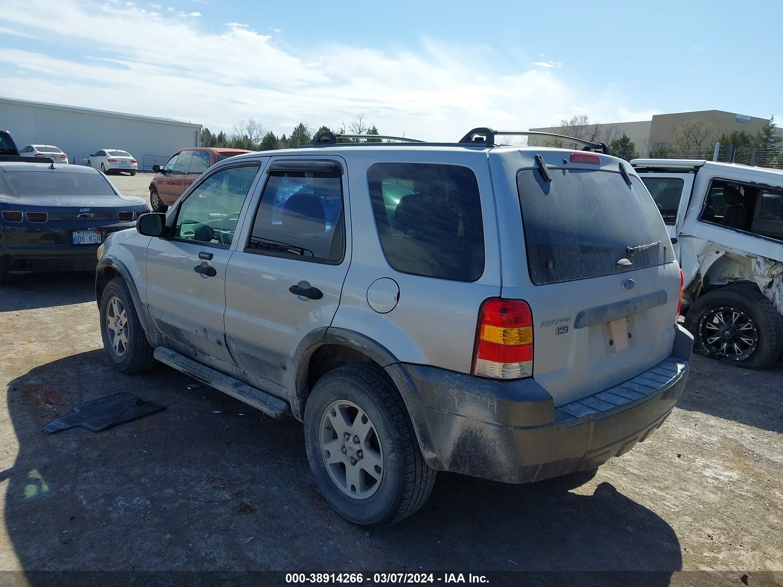 Photo 2 VIN: 1FMYU03125KB15993 - FORD ESCAPE 