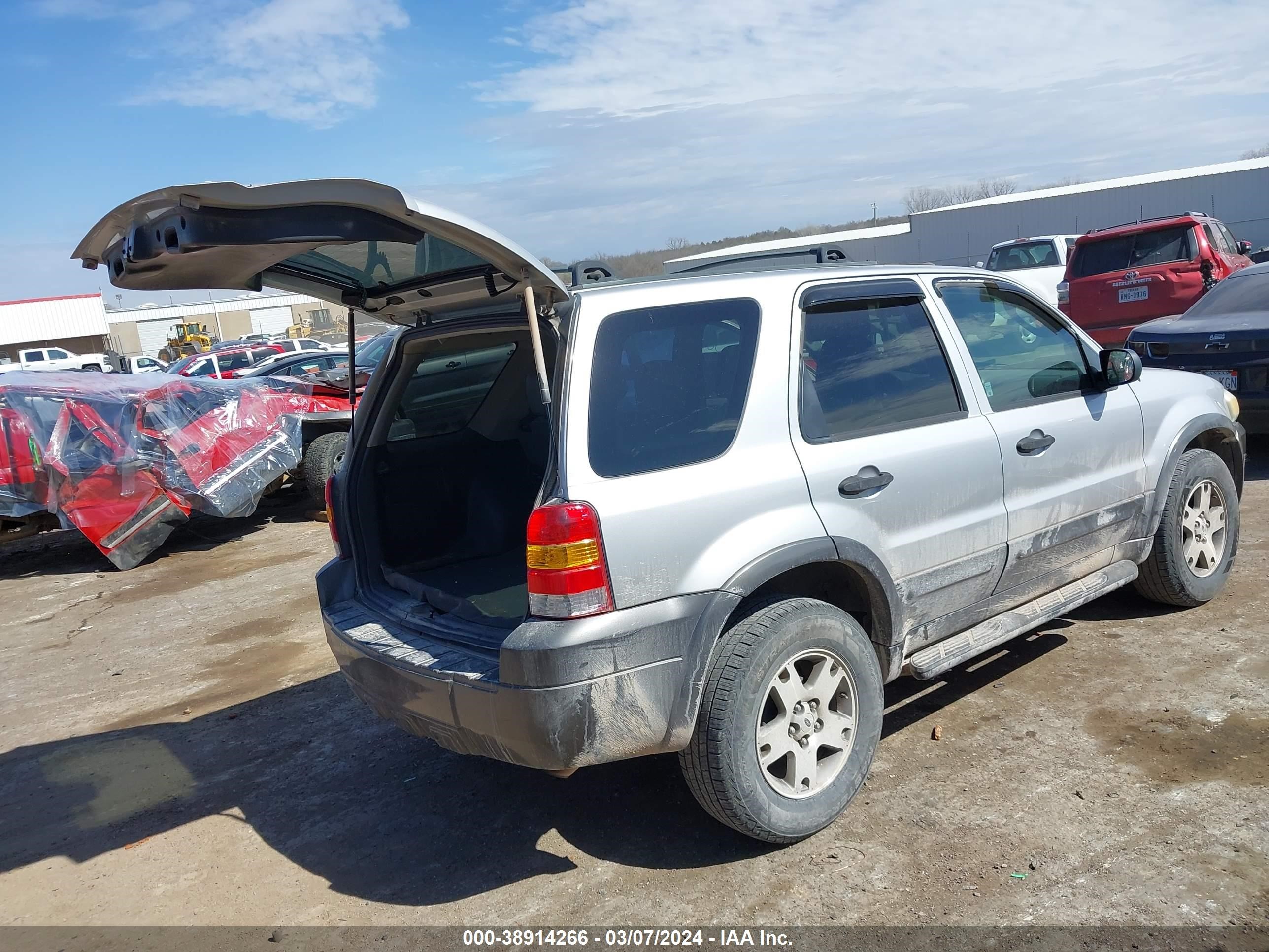 Photo 3 VIN: 1FMYU03125KB15993 - FORD ESCAPE 