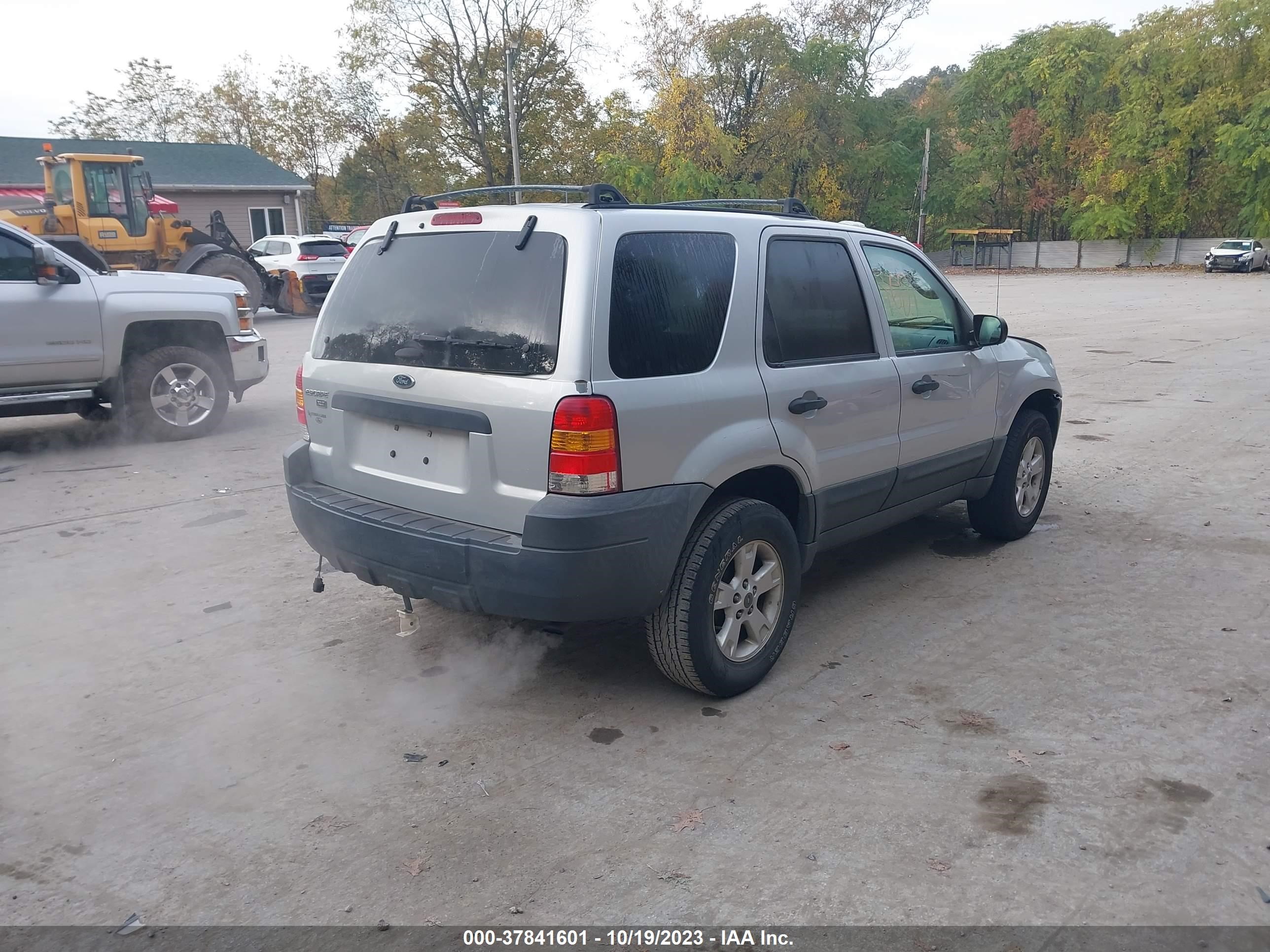 Photo 3 VIN: 1FMYU03145DA14863 - FORD ESCAPE 