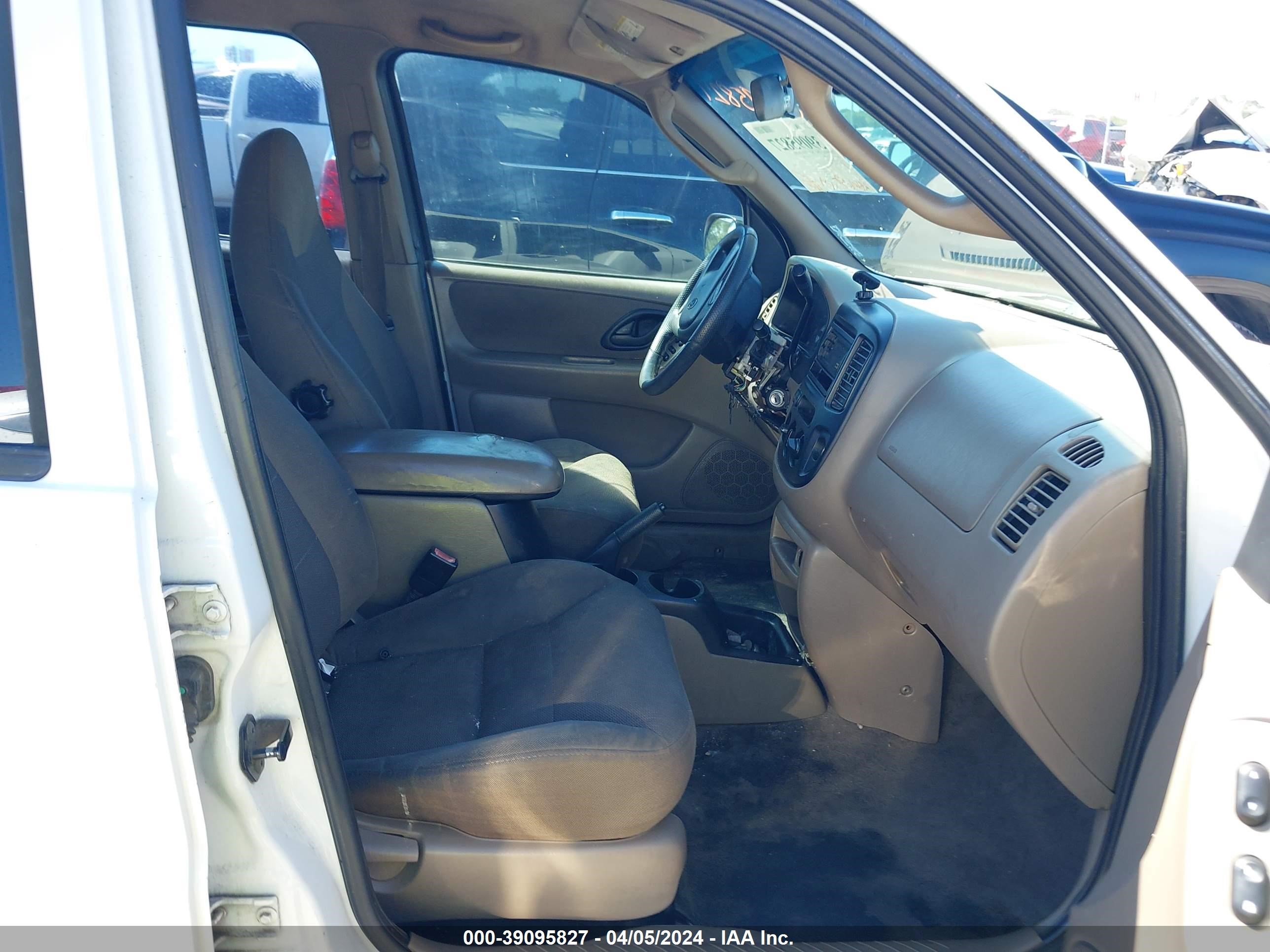 Photo 4 VIN: 1FMYU03151KC20845 - FORD ESCAPE 