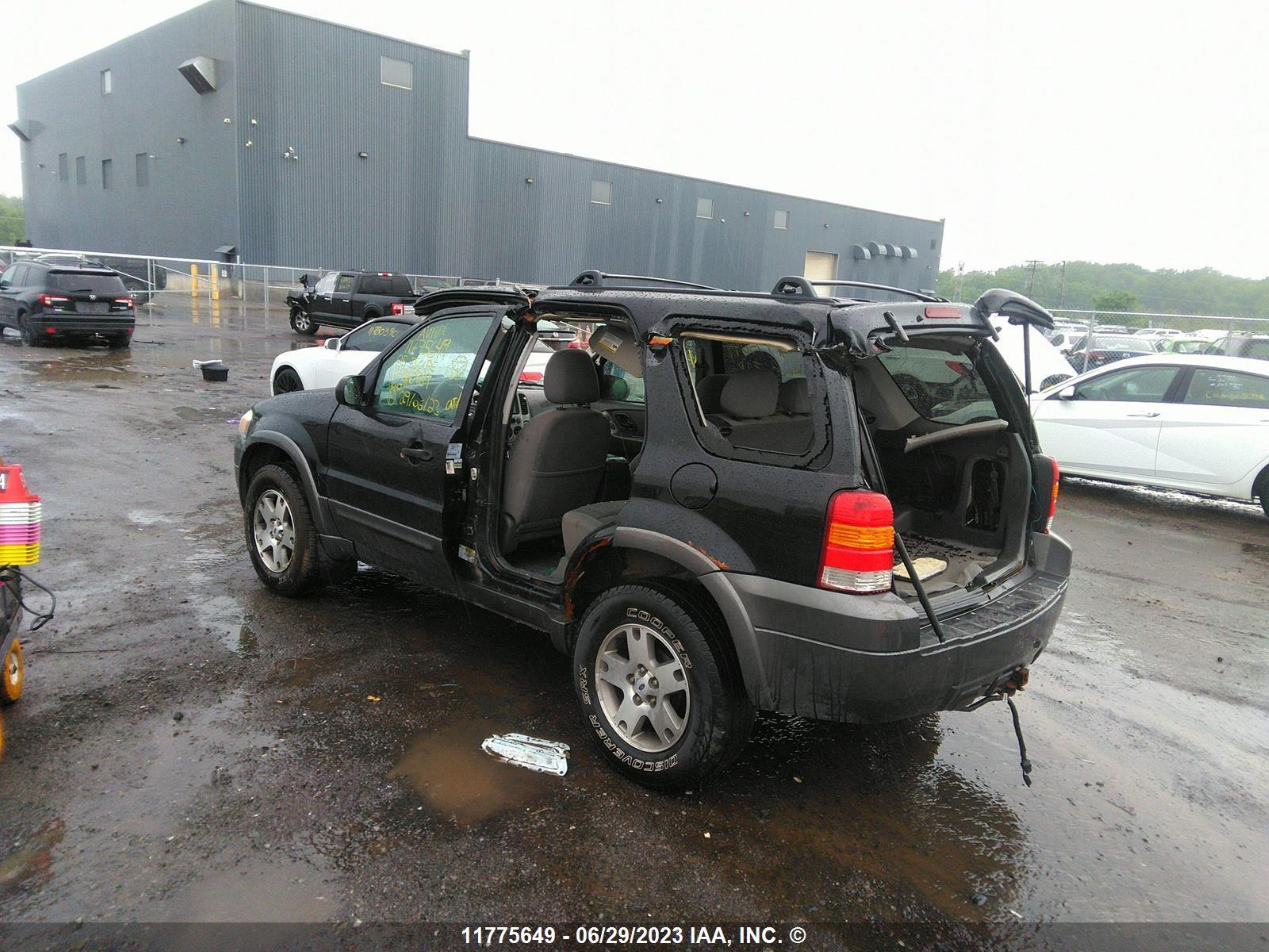 Photo 2 VIN: 1FMYU03165KB17939 - FORD ESCAPE 