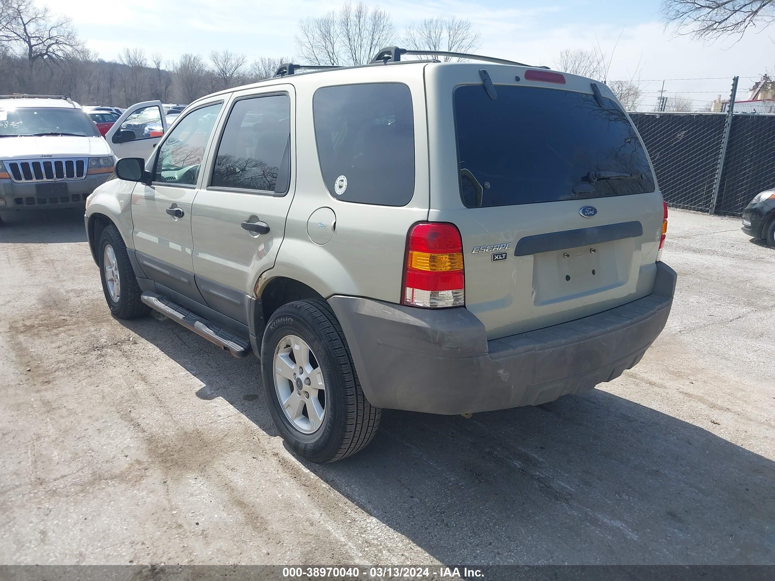 Photo 2 VIN: 1FMYU03175DA22939 - FORD ESCAPE 