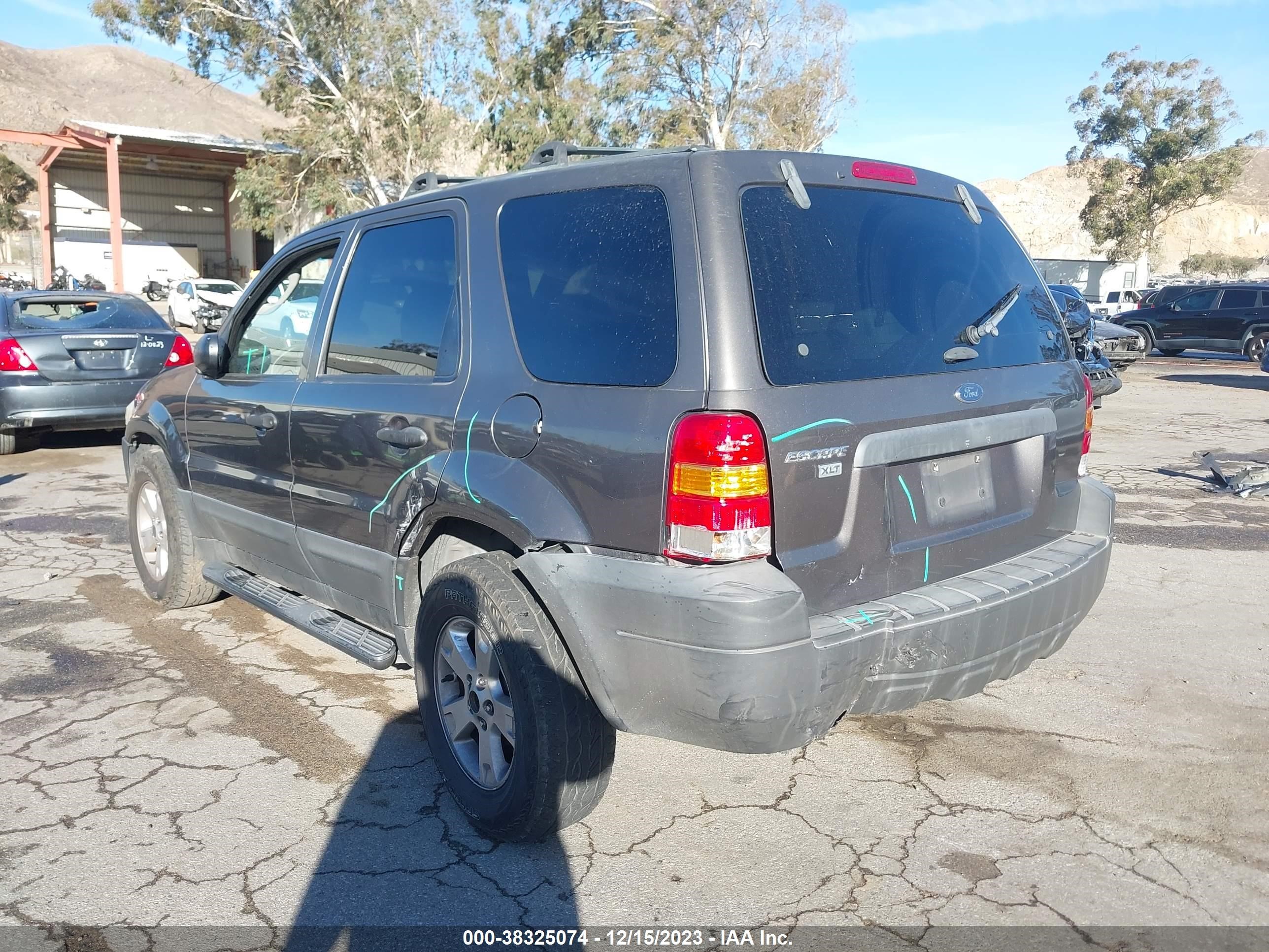 Photo 2 VIN: 1FMYU03185KA81445 - FORD ESCAPE 