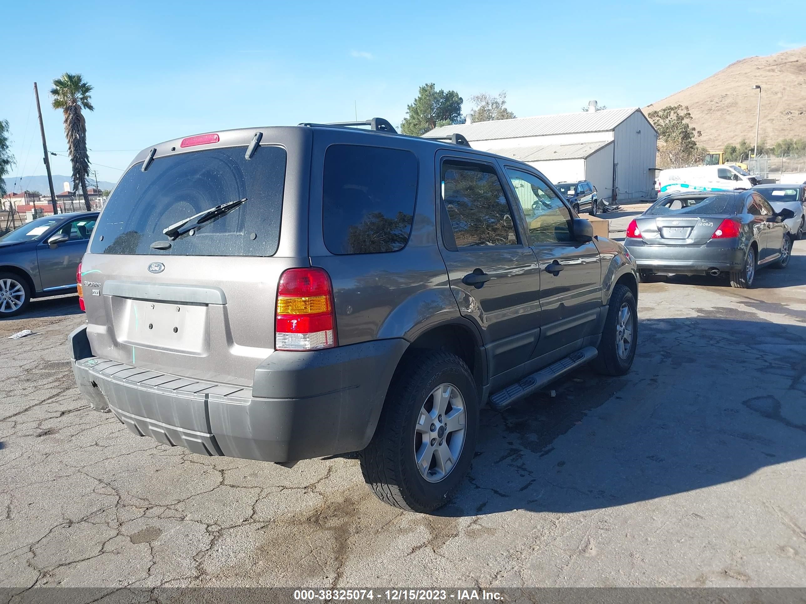 Photo 3 VIN: 1FMYU03185KA81445 - FORD ESCAPE 