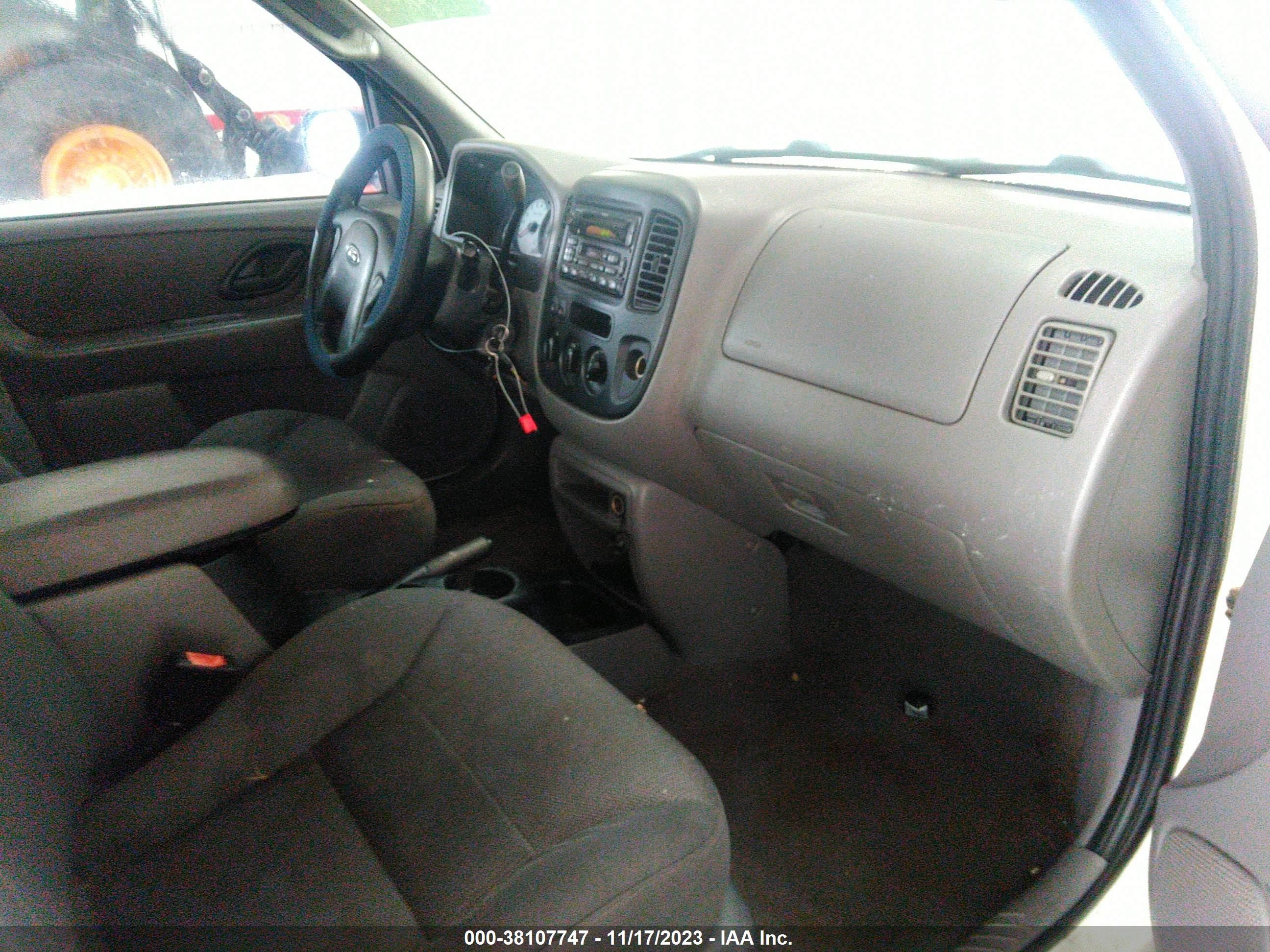 Photo 4 VIN: 1FMYU031X1KE00077 - FORD ESCAPE 