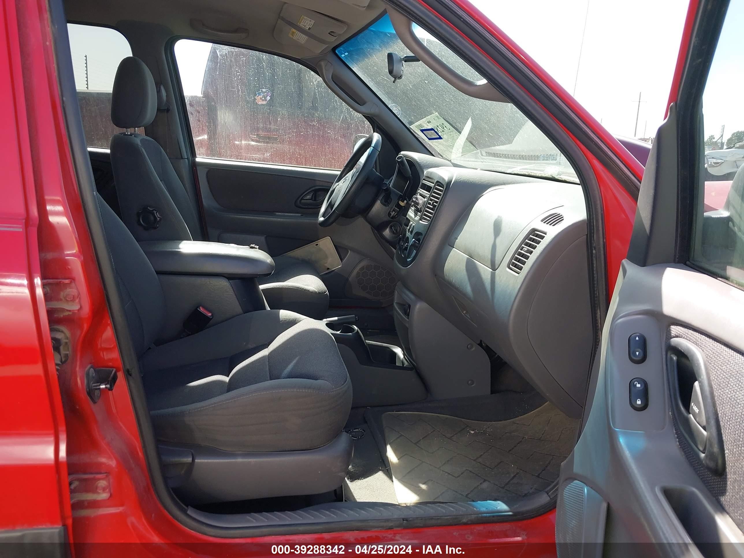 Photo 4 VIN: 1FMYU031X2KD23910 - FORD ESCAPE 