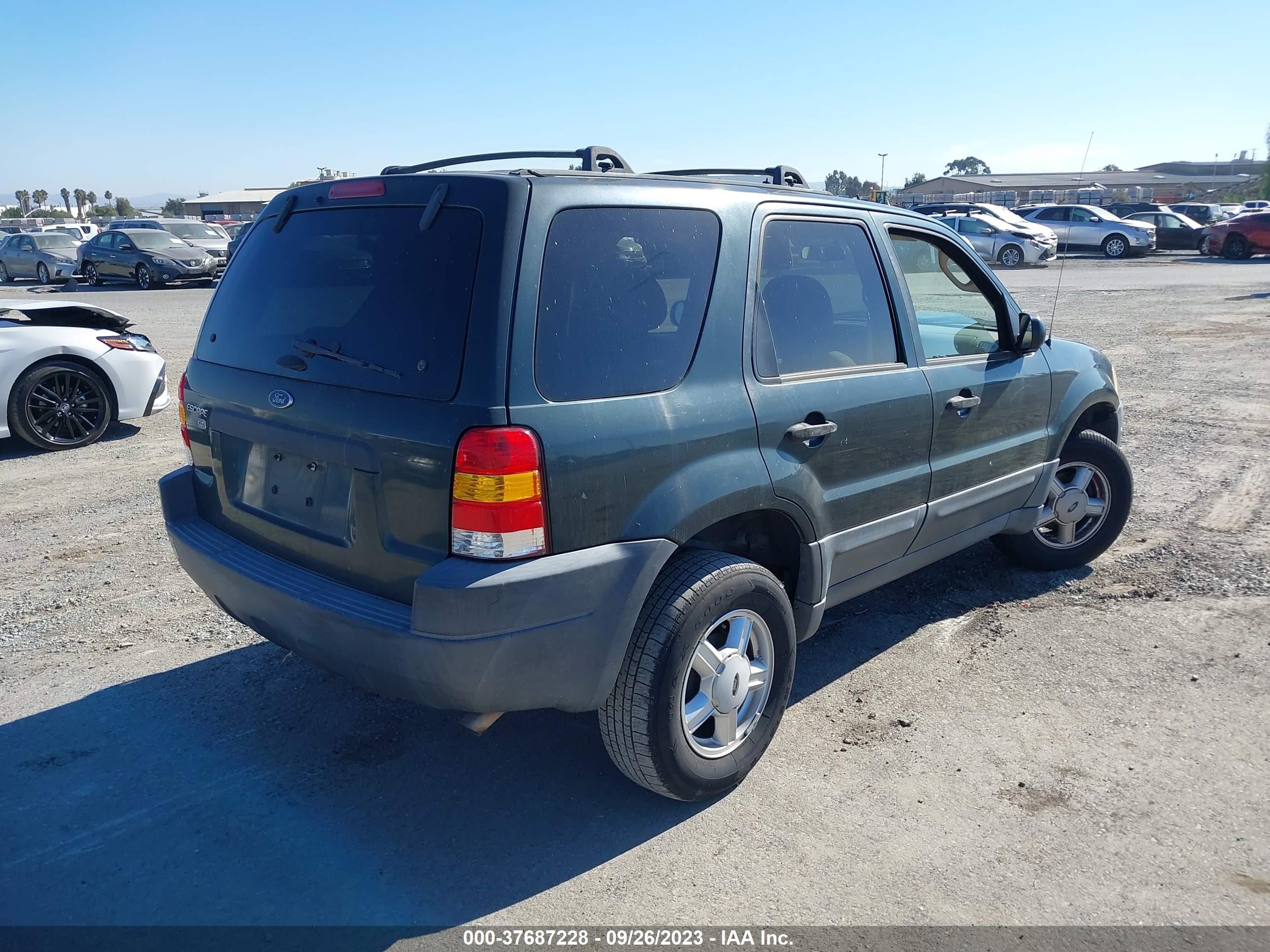 Photo 3 VIN: 1FMYU031X3KB35308 - FORD ESCAPE 