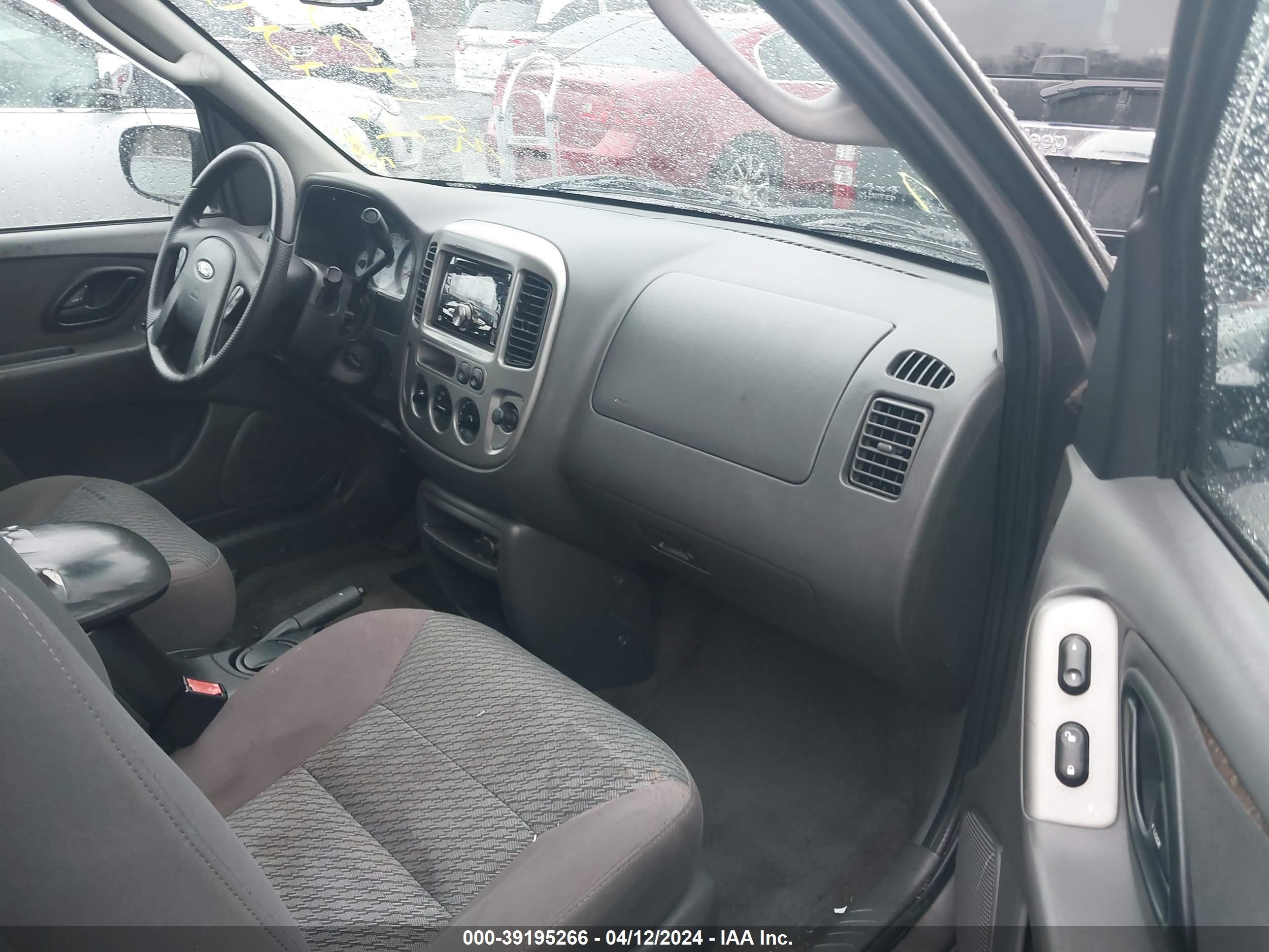 Photo 4 VIN: 1FMYU031X3KE21563 - FORD ESCAPE 