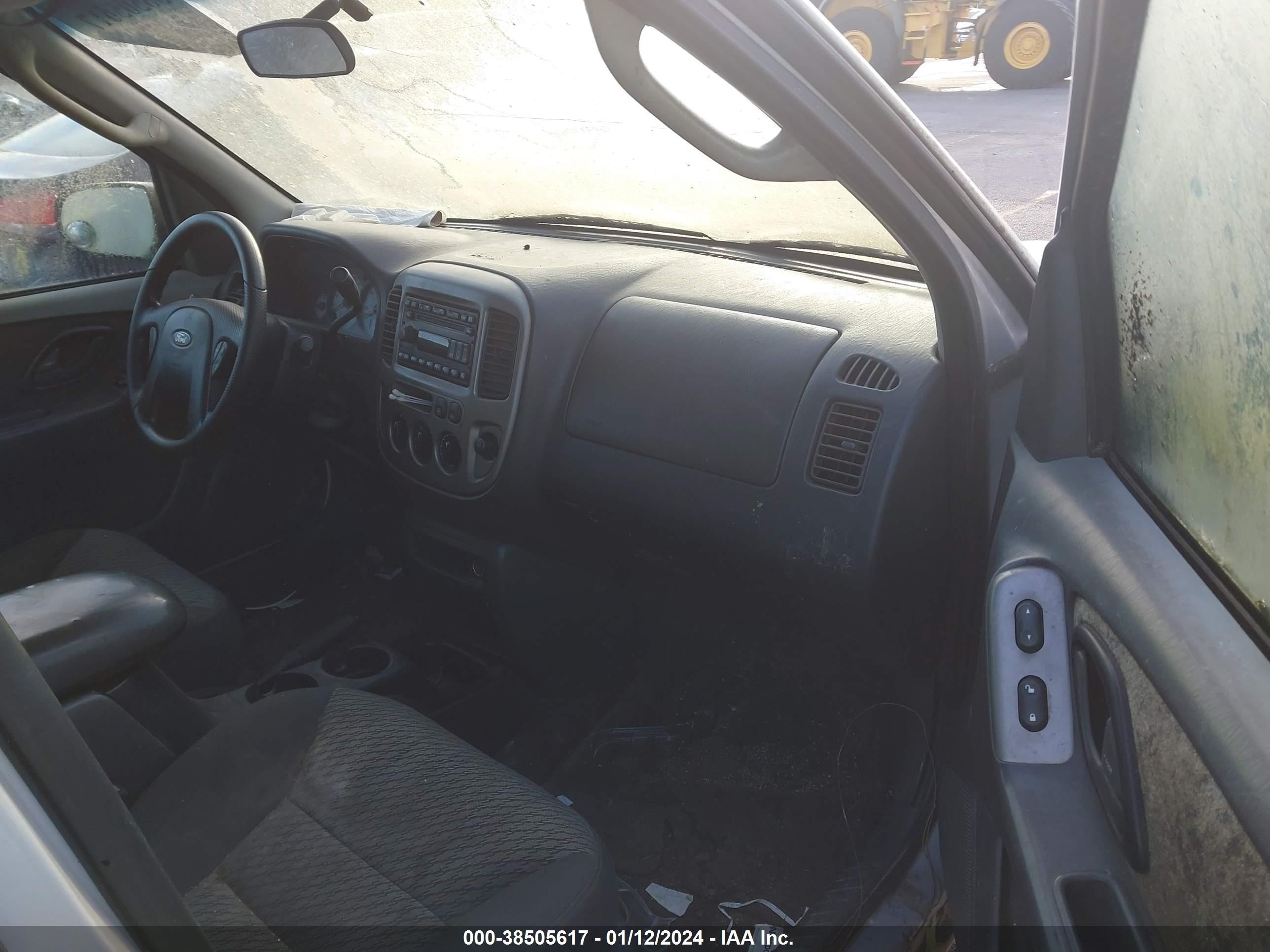 Photo 4 VIN: 1FMYU031X4KA95278 - FORD ESCAPE 