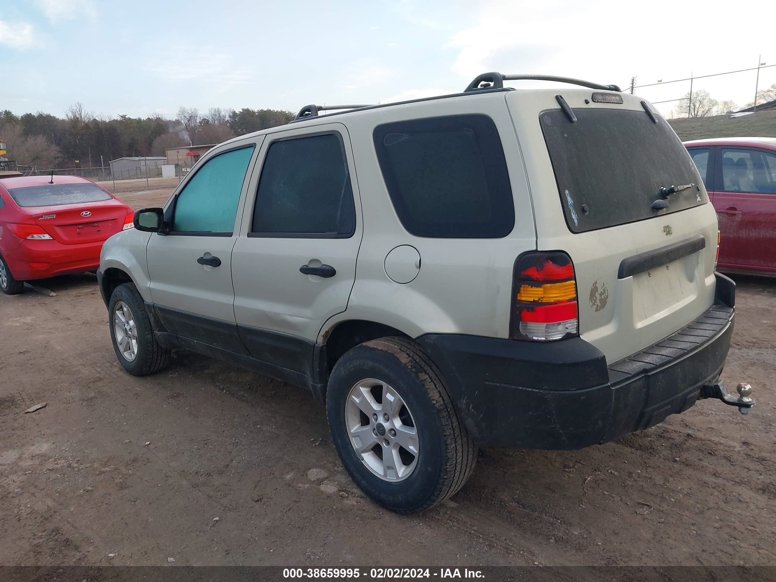 Photo 2 VIN: 1FMYU031X5DA13619 - FORD ESCAPE 