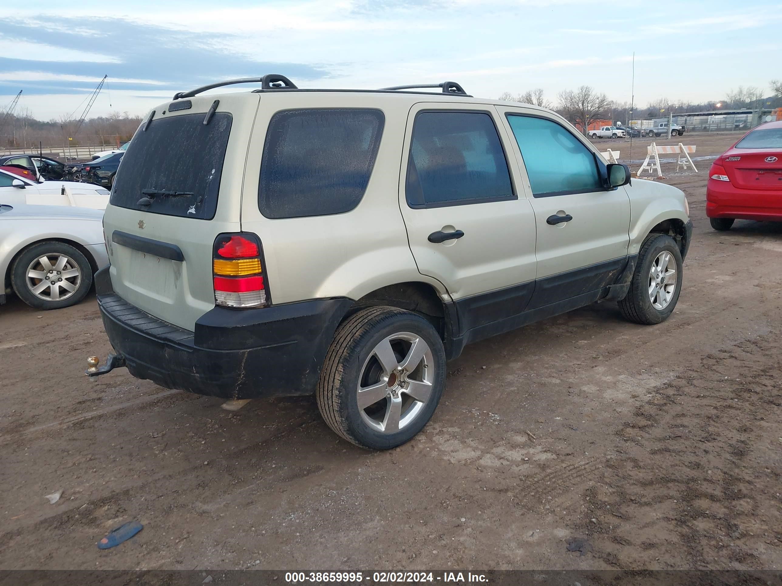 Photo 3 VIN: 1FMYU031X5DA13619 - FORD ESCAPE 