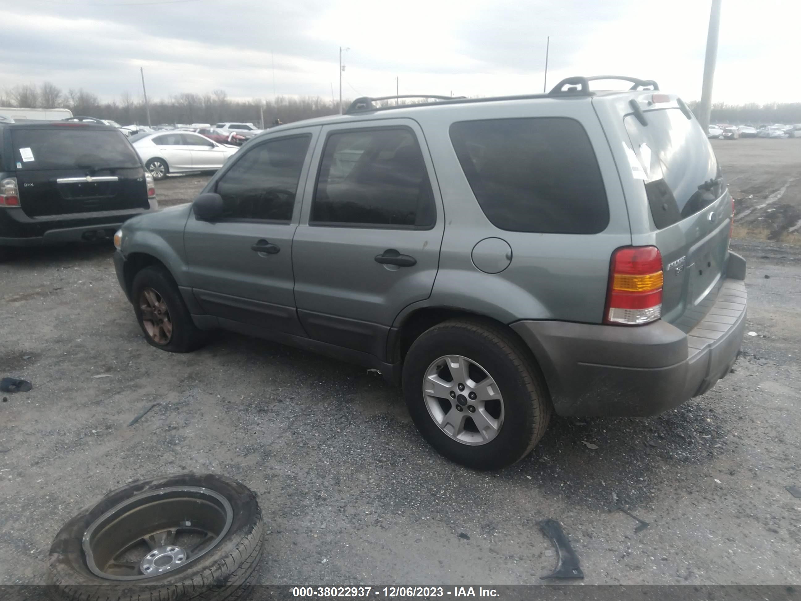 Photo 2 VIN: 1FMYU031X5KD75235 - FORD ESCAPE 