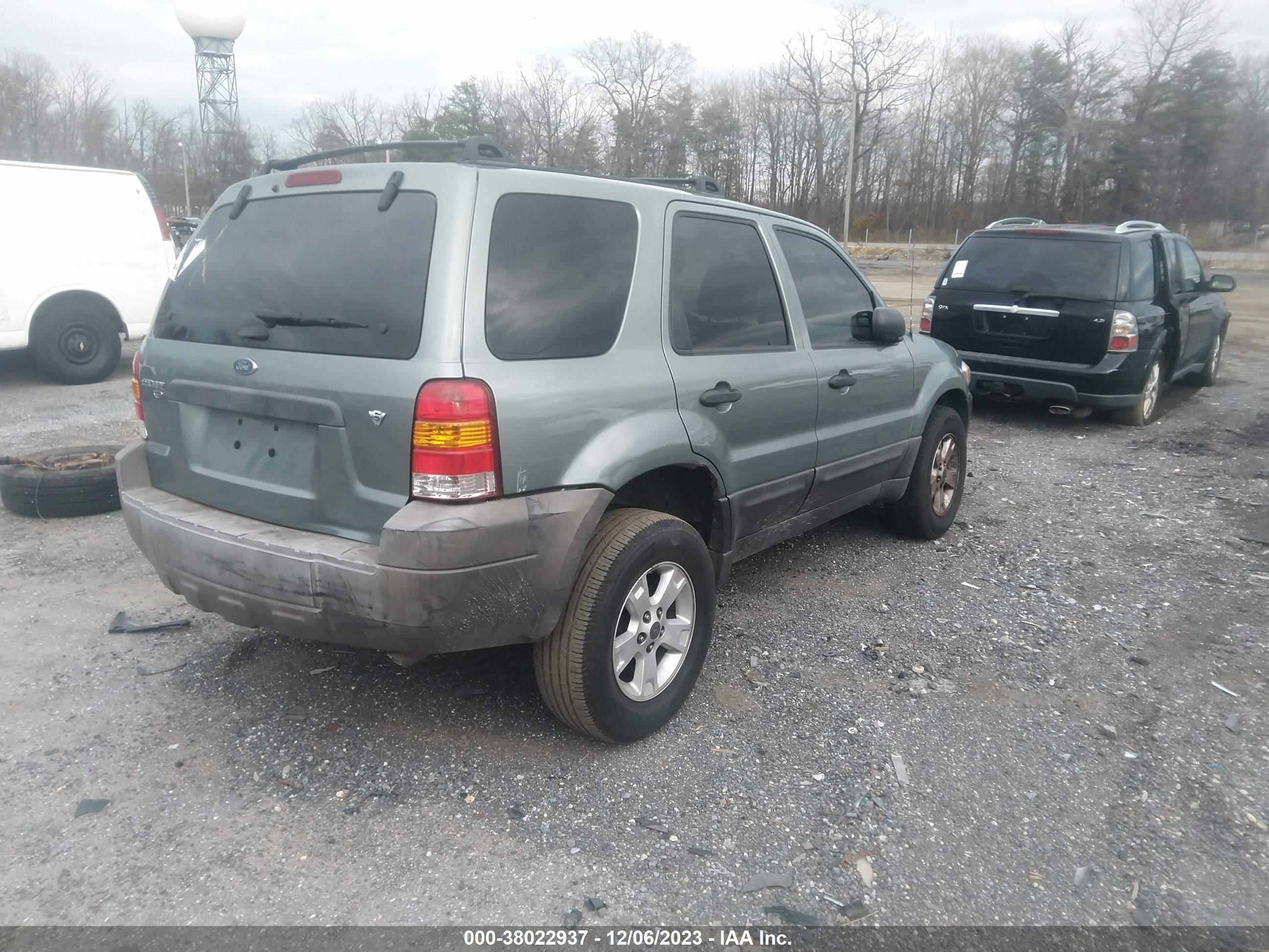 Photo 3 VIN: 1FMYU031X5KD75235 - FORD ESCAPE 