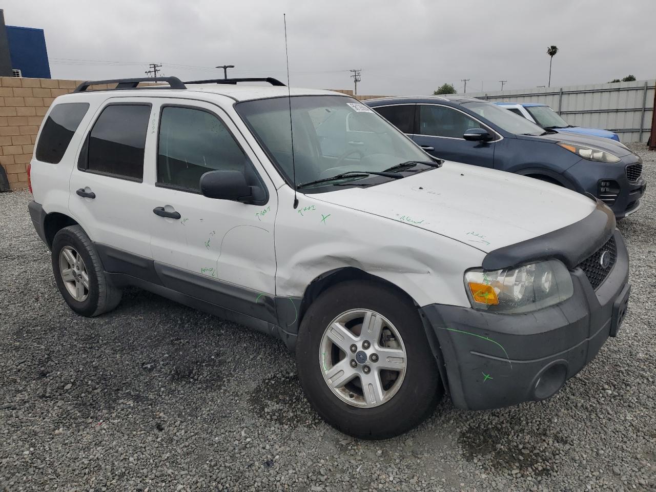 Photo 3 VIN: 1FMYU49H17KA34577 - FORD ESCAPE 