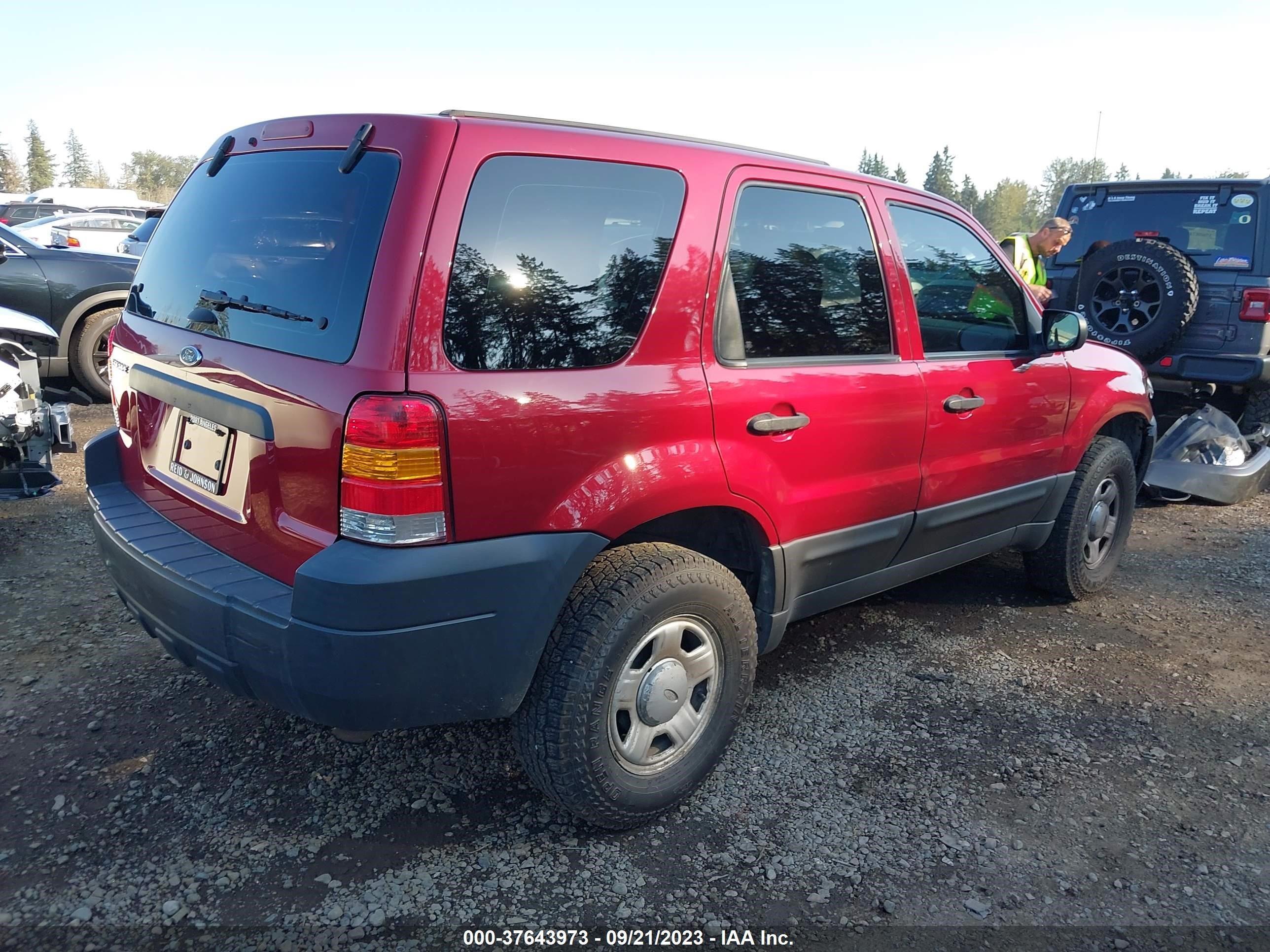 Photo 3 VIN: 1FMYU92Z45KE31181 - FORD ESCAPE 