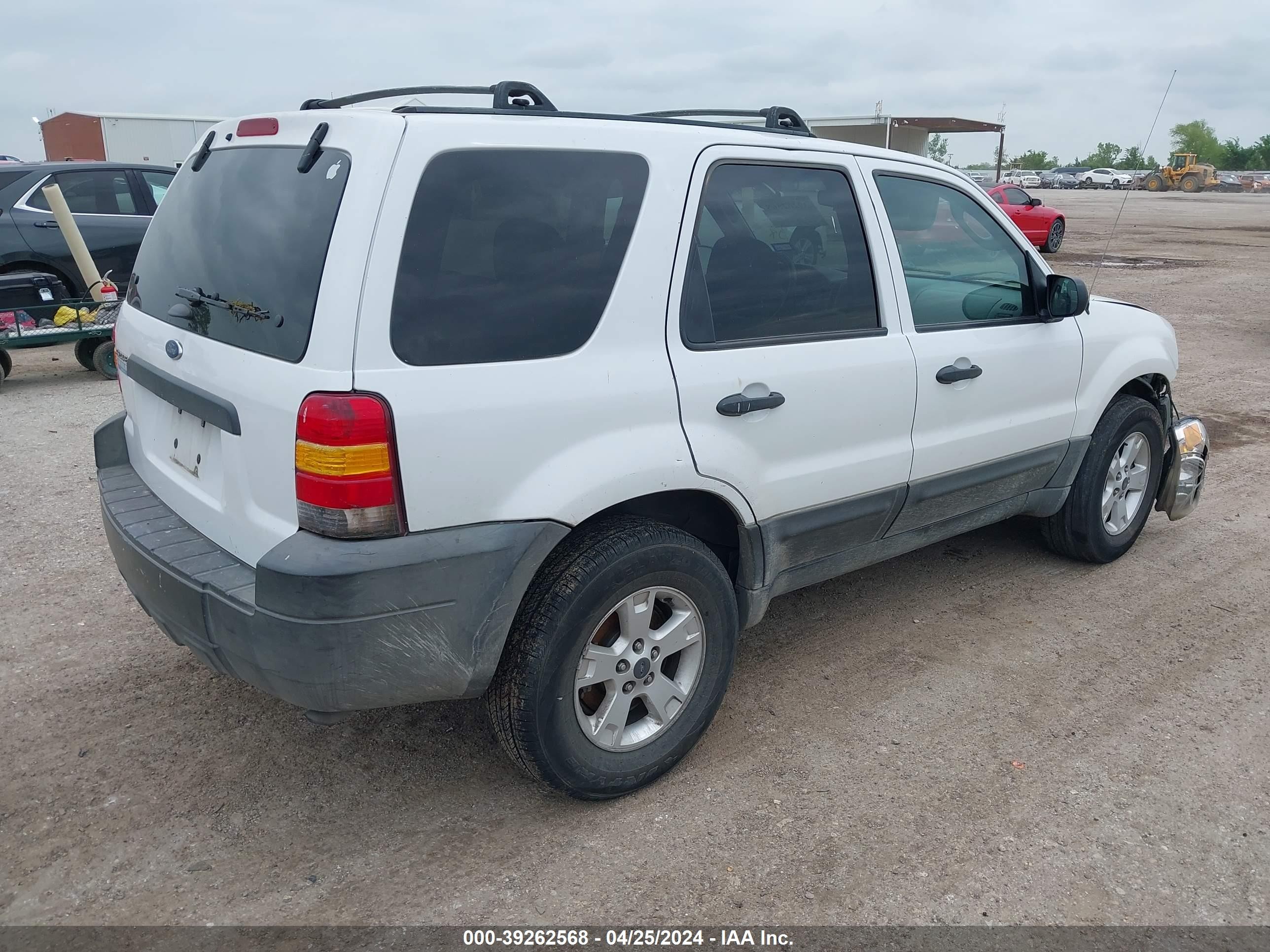 Photo 3 VIN: 1FMYU93105DA01368 - FORD ESCAPE 