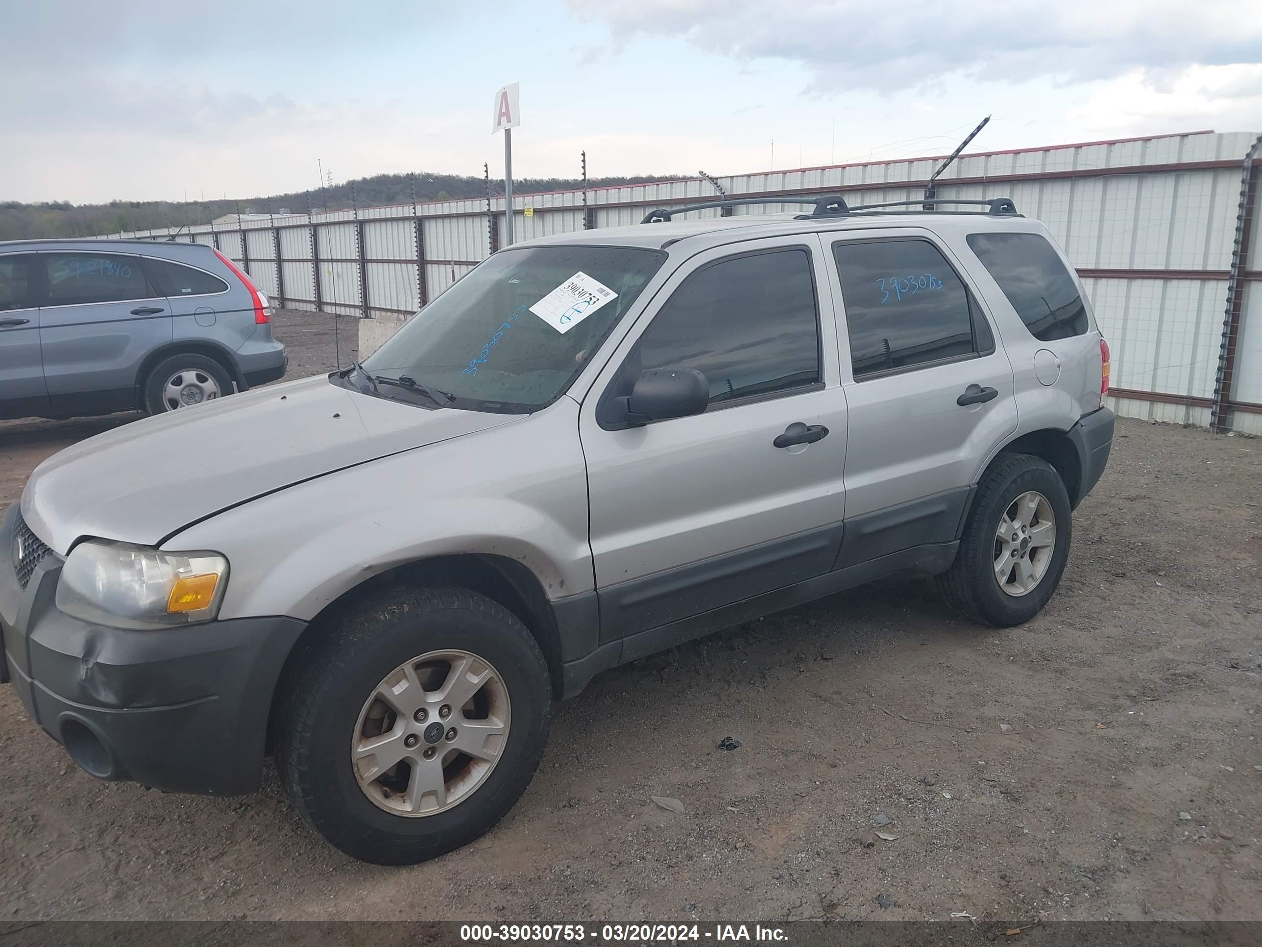 Photo 1 VIN: 1FMYU93105KE31557 - FORD ESCAPE 