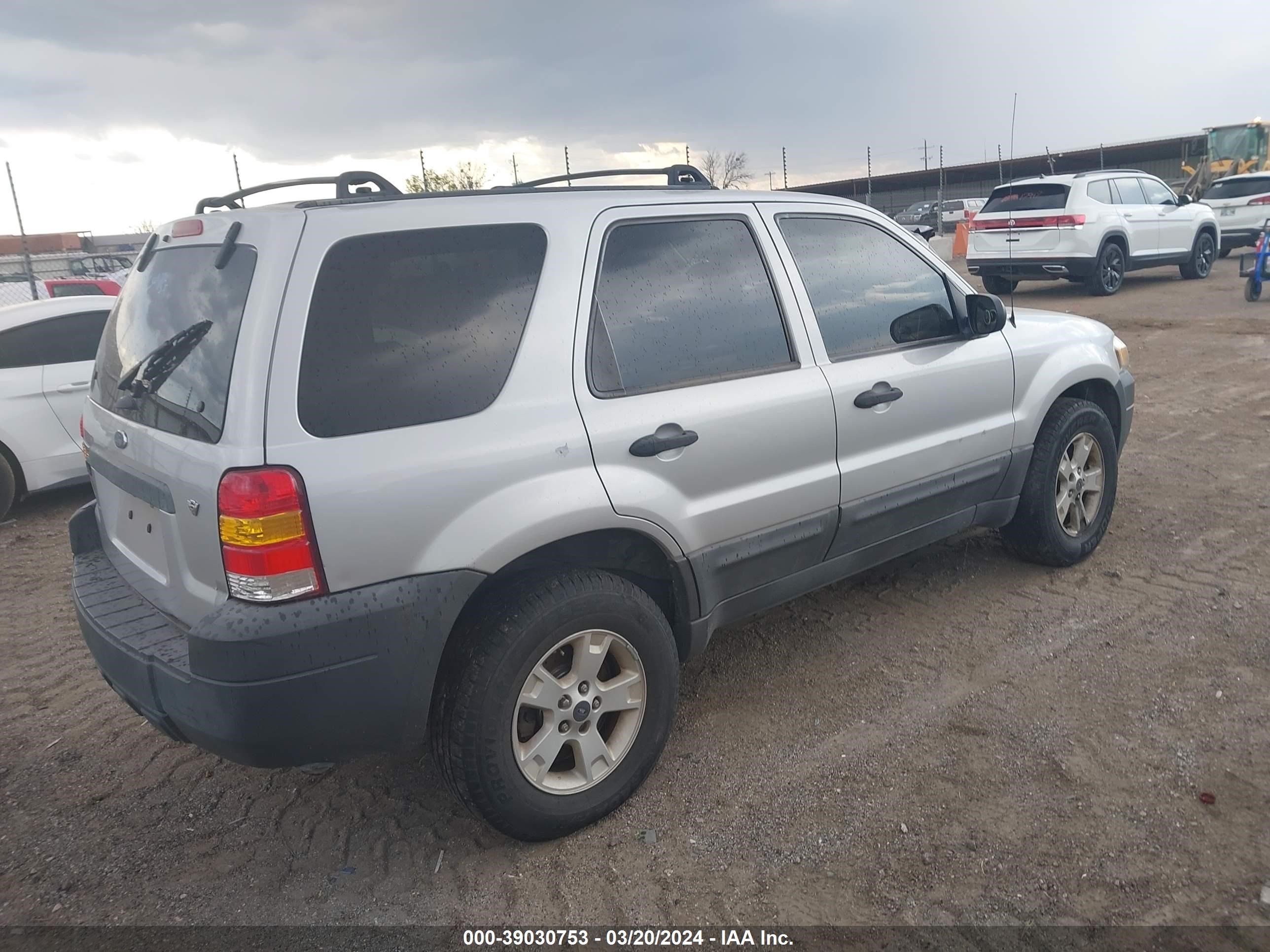 Photo 3 VIN: 1FMYU93105KE31557 - FORD ESCAPE 