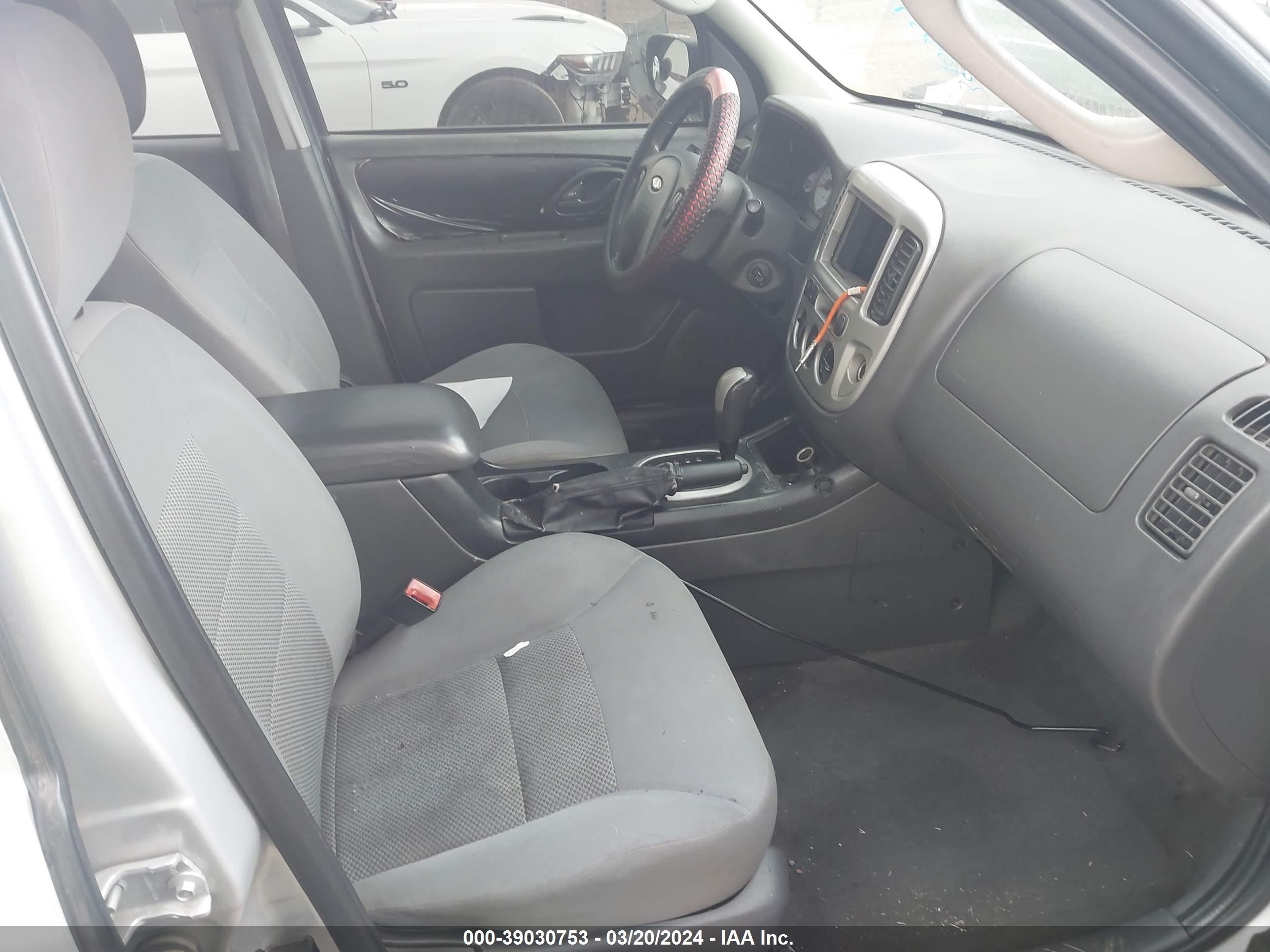 Photo 4 VIN: 1FMYU93105KE31557 - FORD ESCAPE 