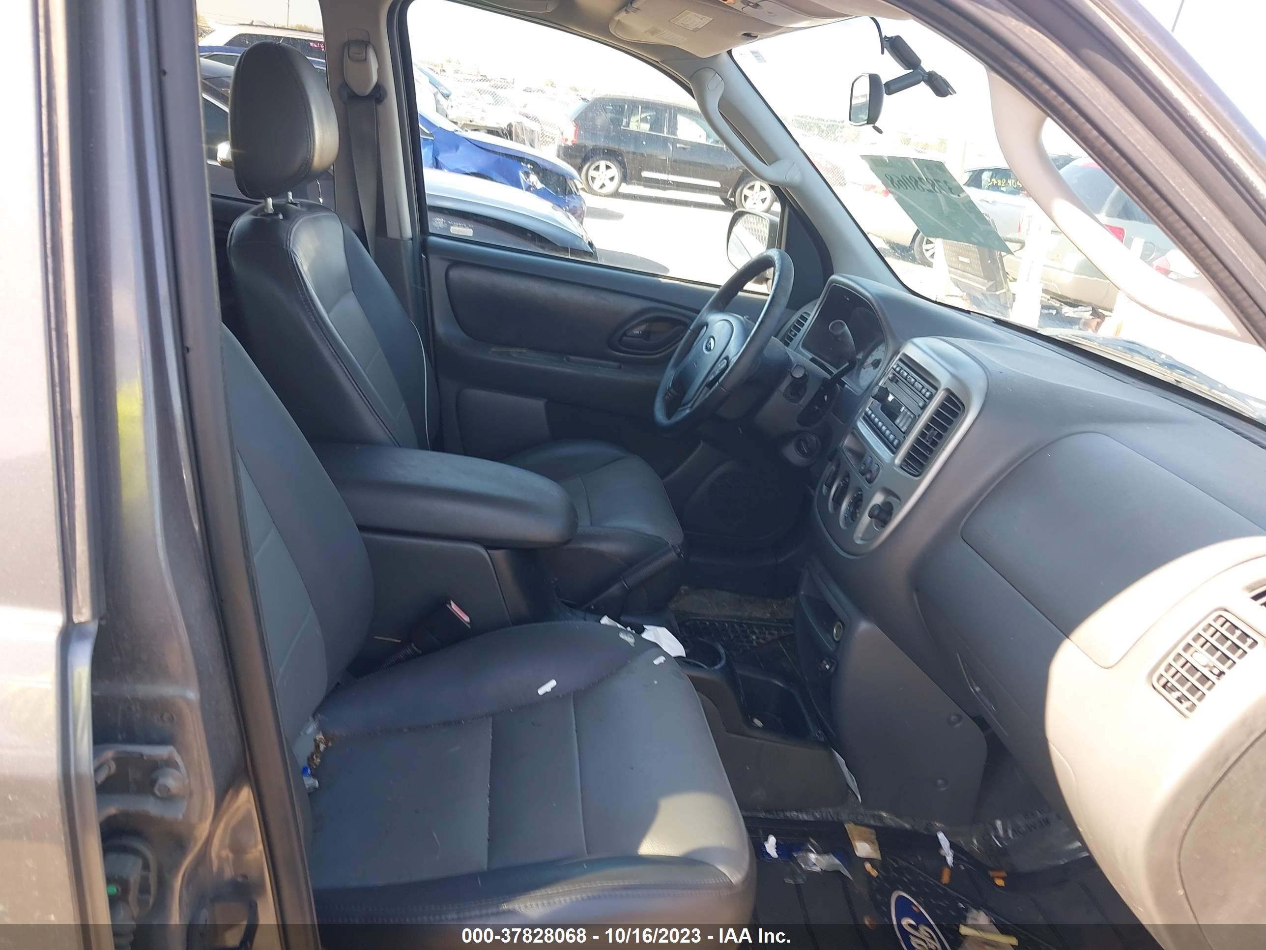 Photo 4 VIN: 1FMYU93113KC26939 - FORD ESCAPE 