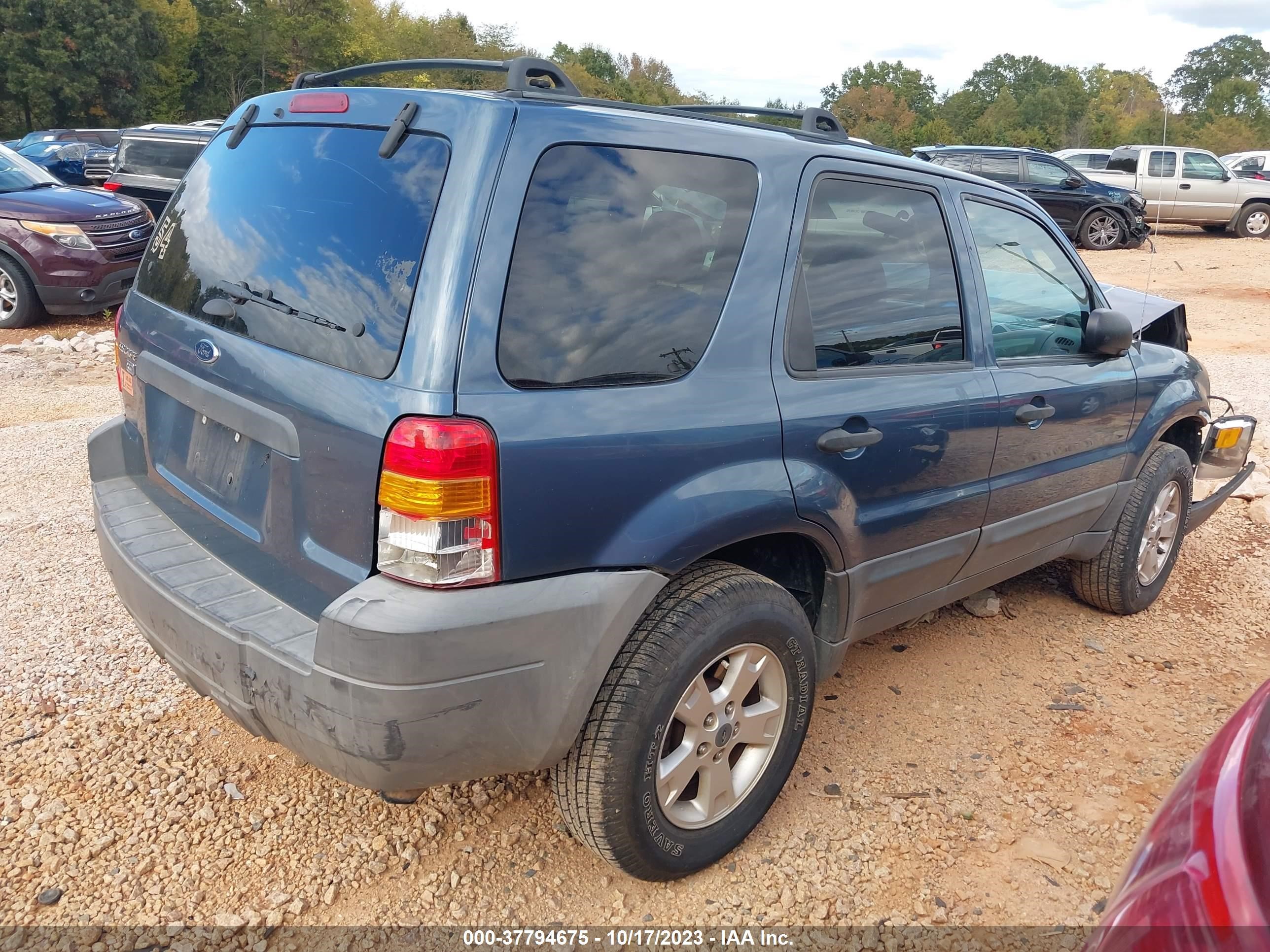 Photo 3 VIN: 1FMYU93115KA21446 - FORD ESCAPE 