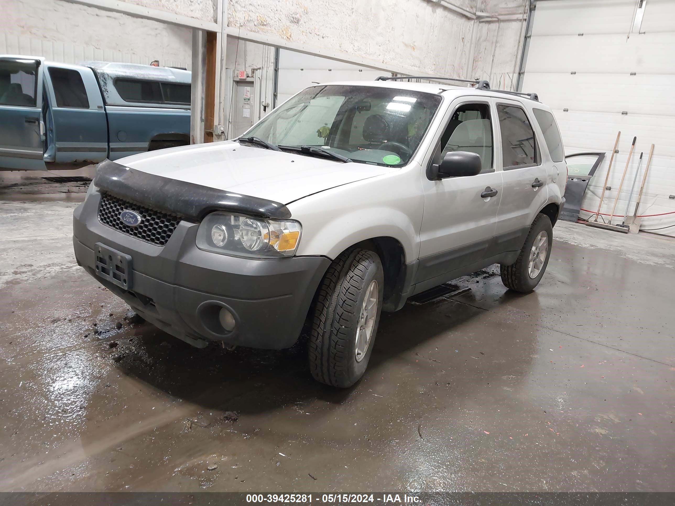 Photo 1 VIN: 1FMYU93125KA65472 - FORD ESCAPE 