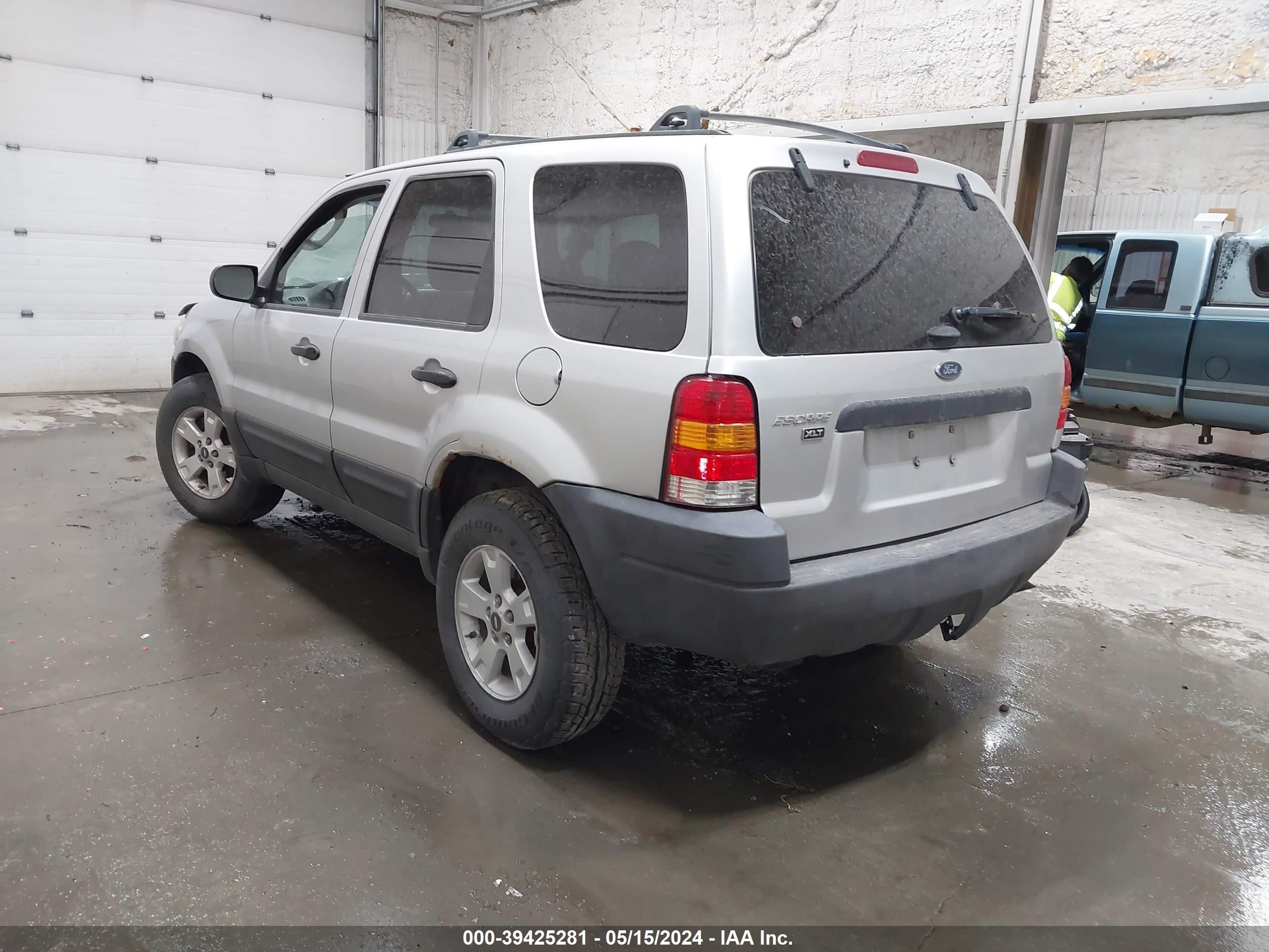 Photo 2 VIN: 1FMYU93125KA65472 - FORD ESCAPE 