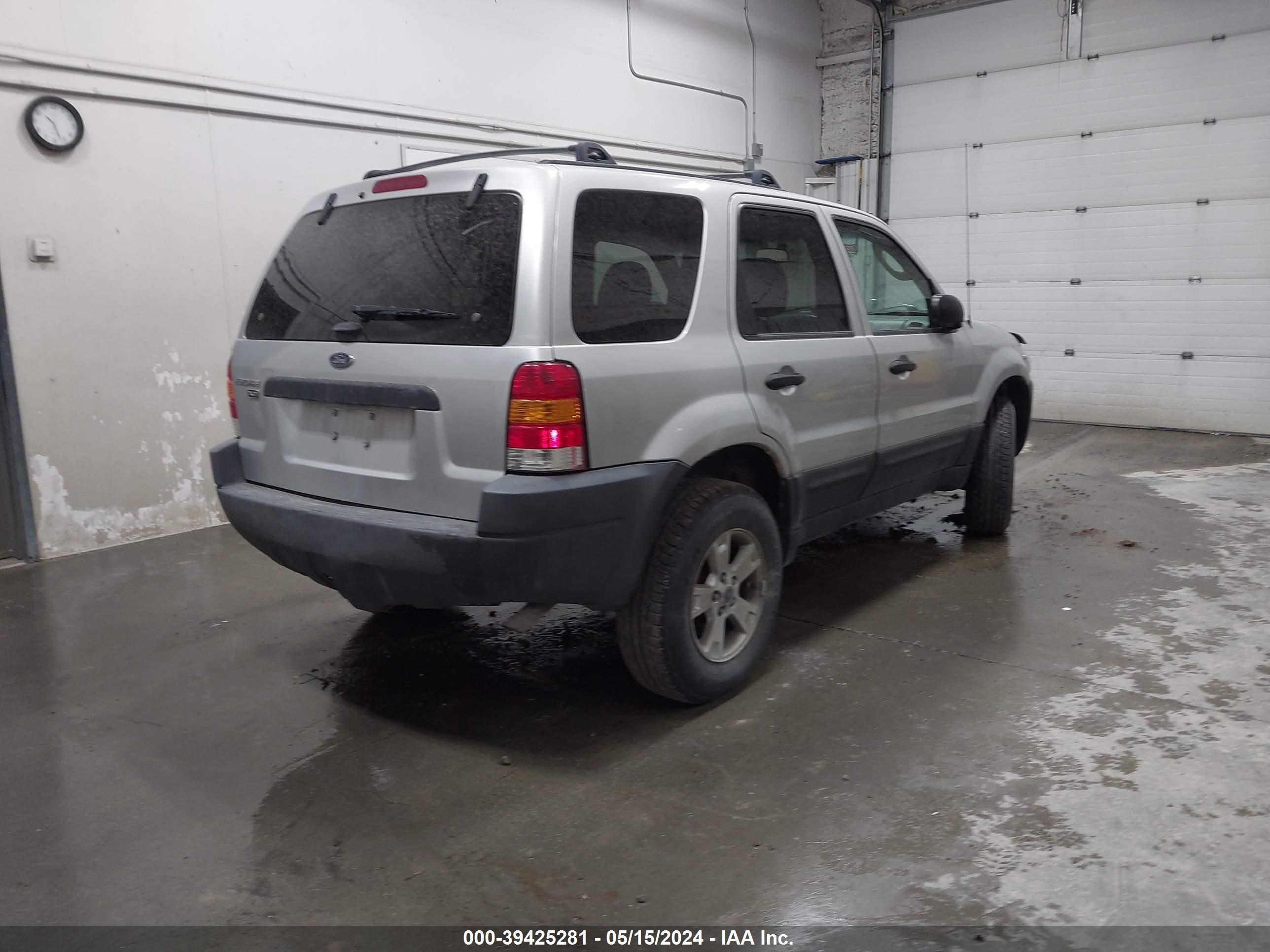 Photo 3 VIN: 1FMYU93125KA65472 - FORD ESCAPE 