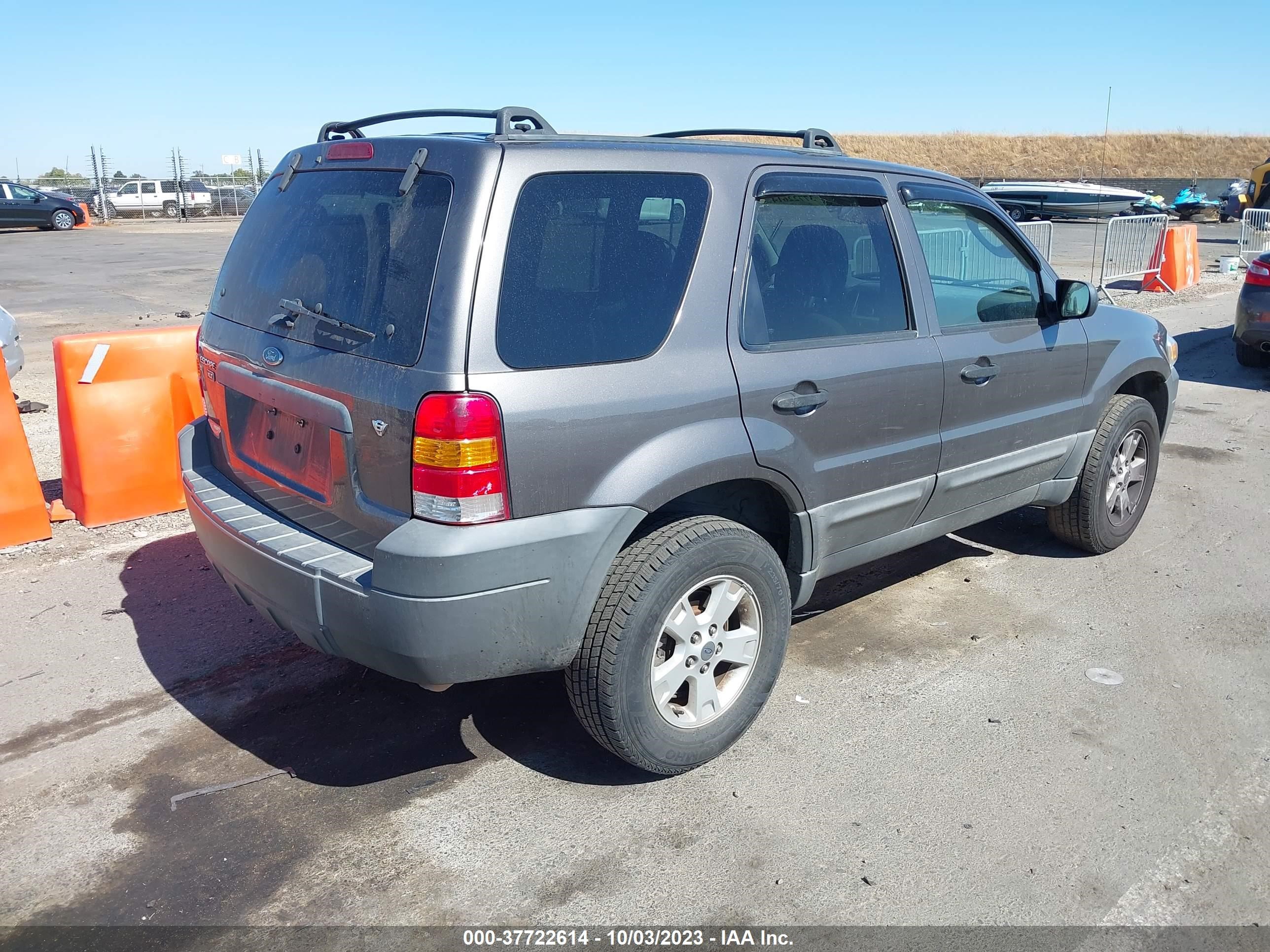 Photo 3 VIN: 1FMYU93135KD11378 - FORD ESCAPE 