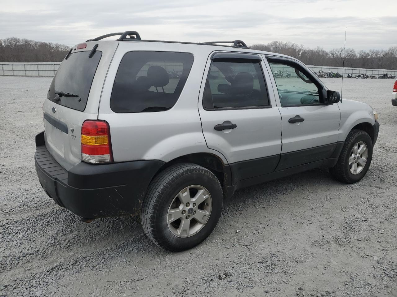 Photo 2 VIN: 1FMYU93145KC96079 - FORD ESCAPE 