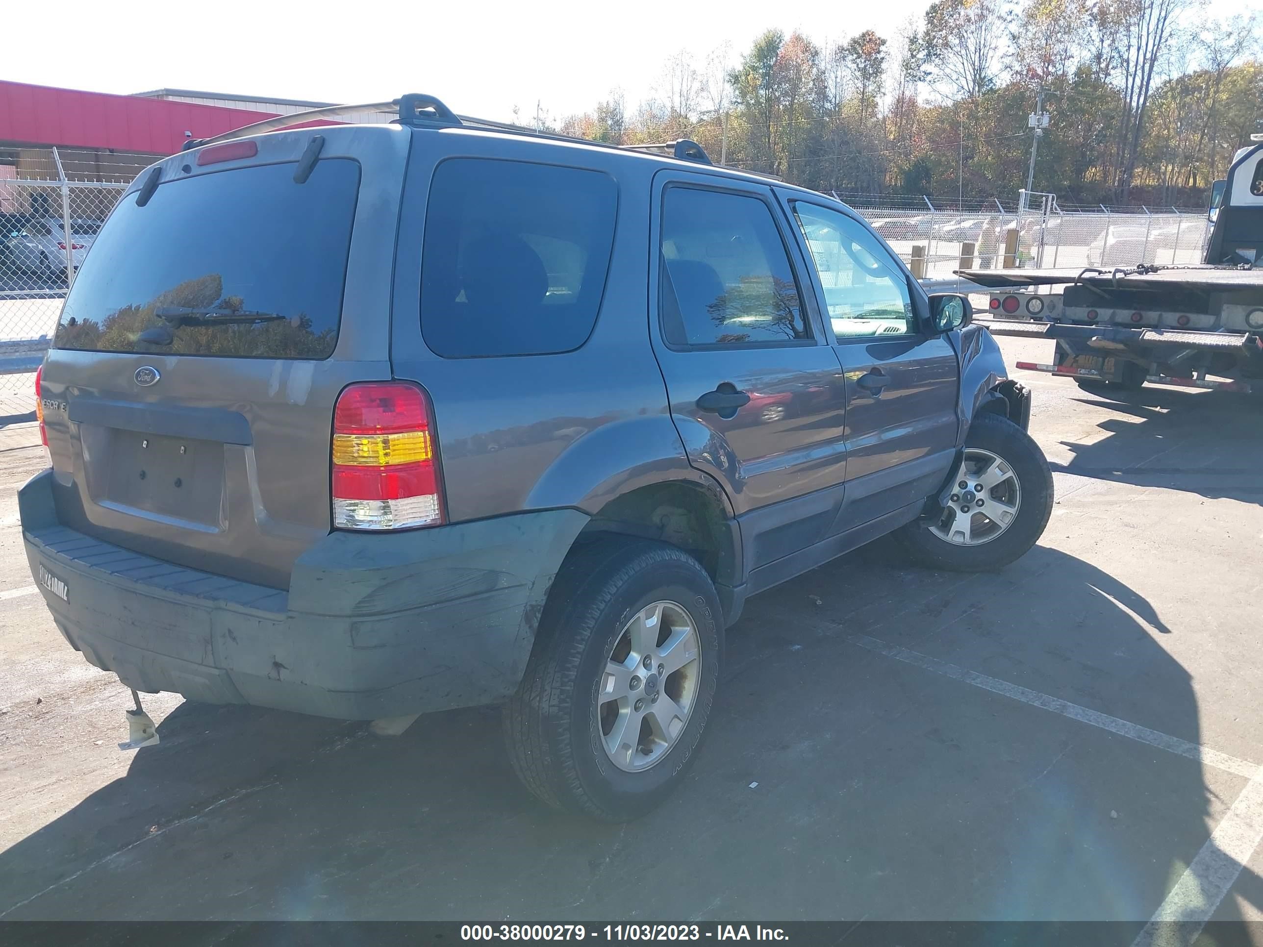 Photo 3 VIN: 1FMYU93155KA05931 - FORD ESCAPE 