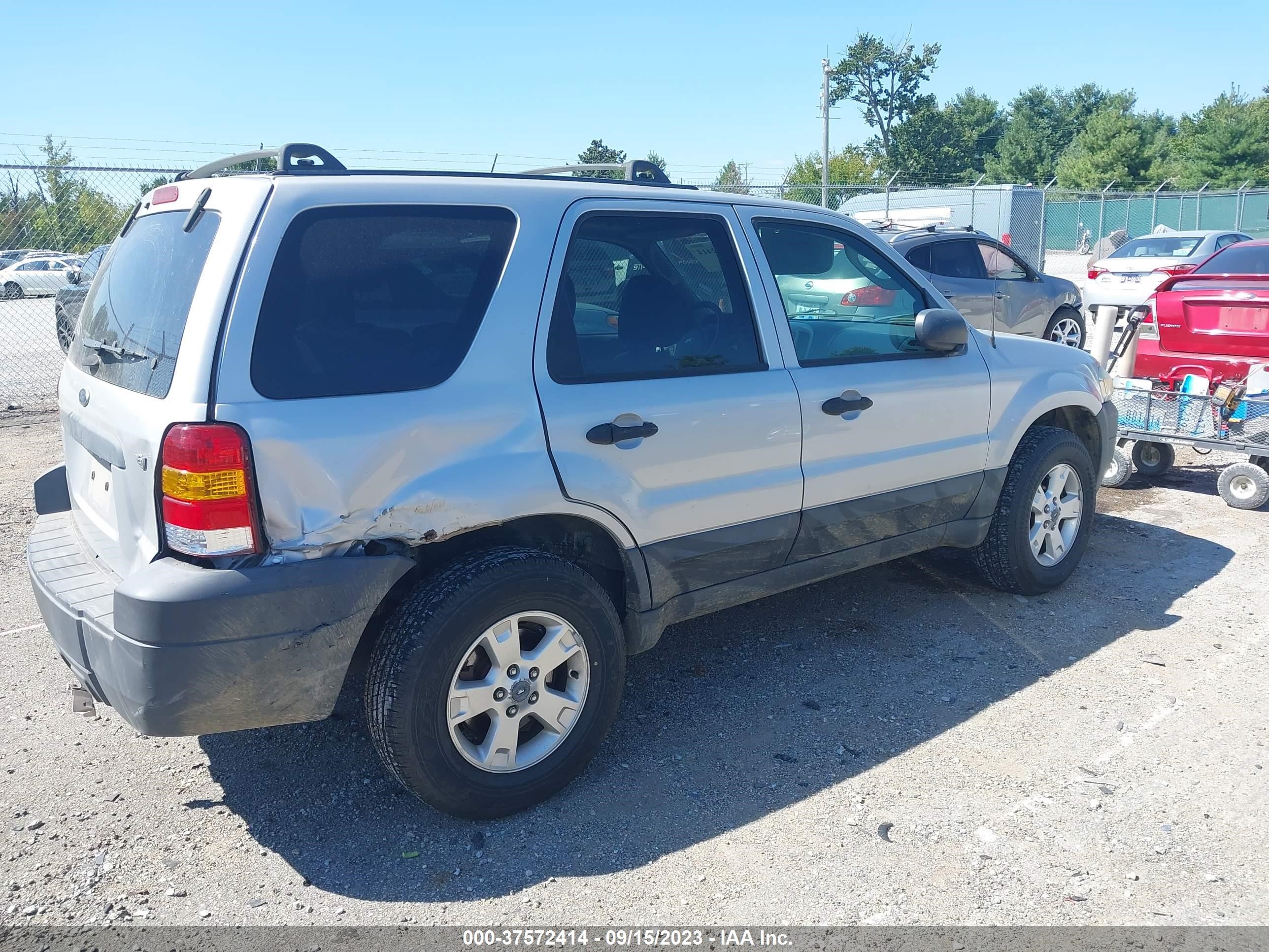 Photo 3 VIN: 1FMYU93156KA20253 - FORD ESCAPE 