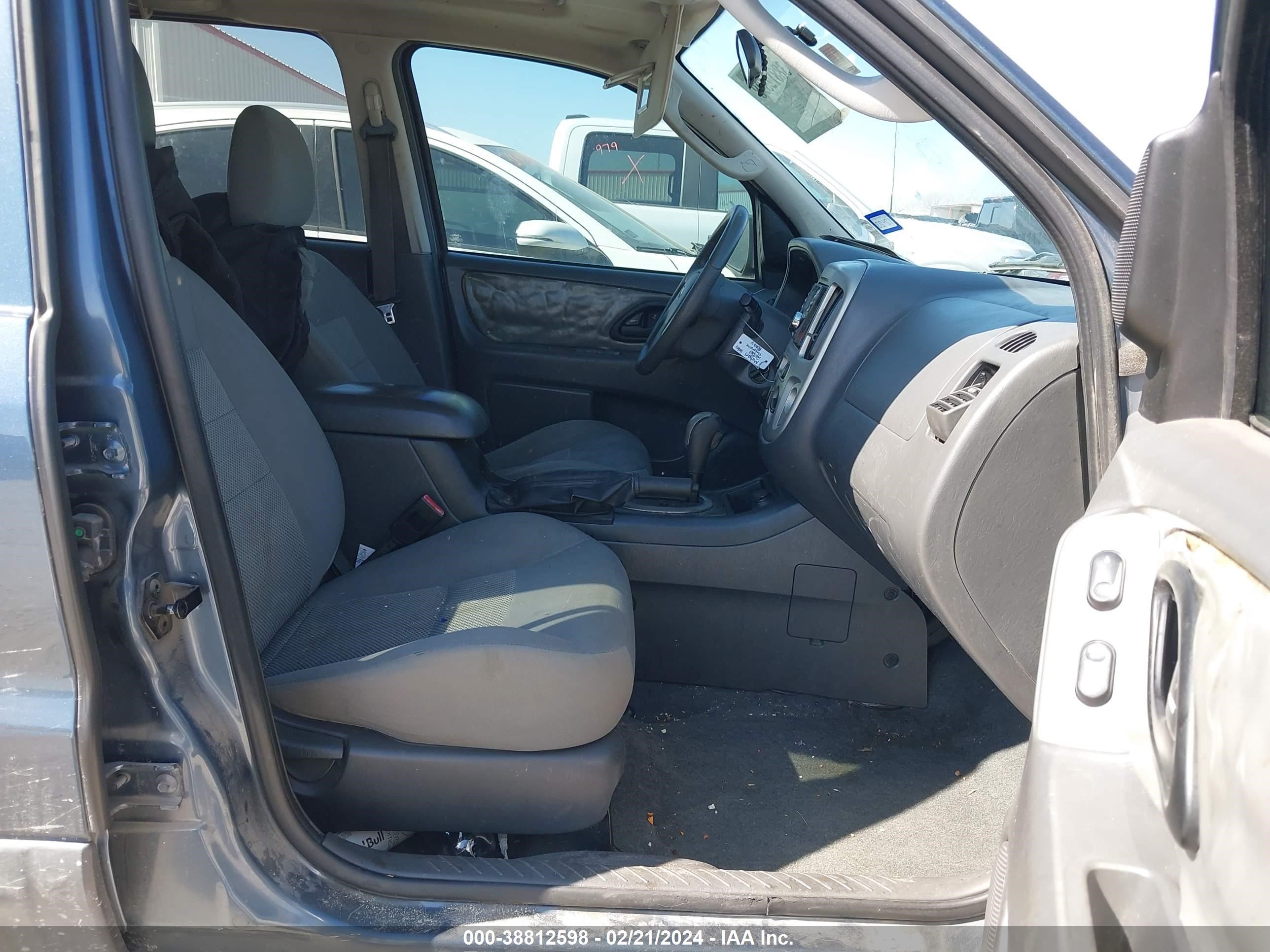 Photo 4 VIN: 1FMYU93166KA33514 - FORD ESCAPE 