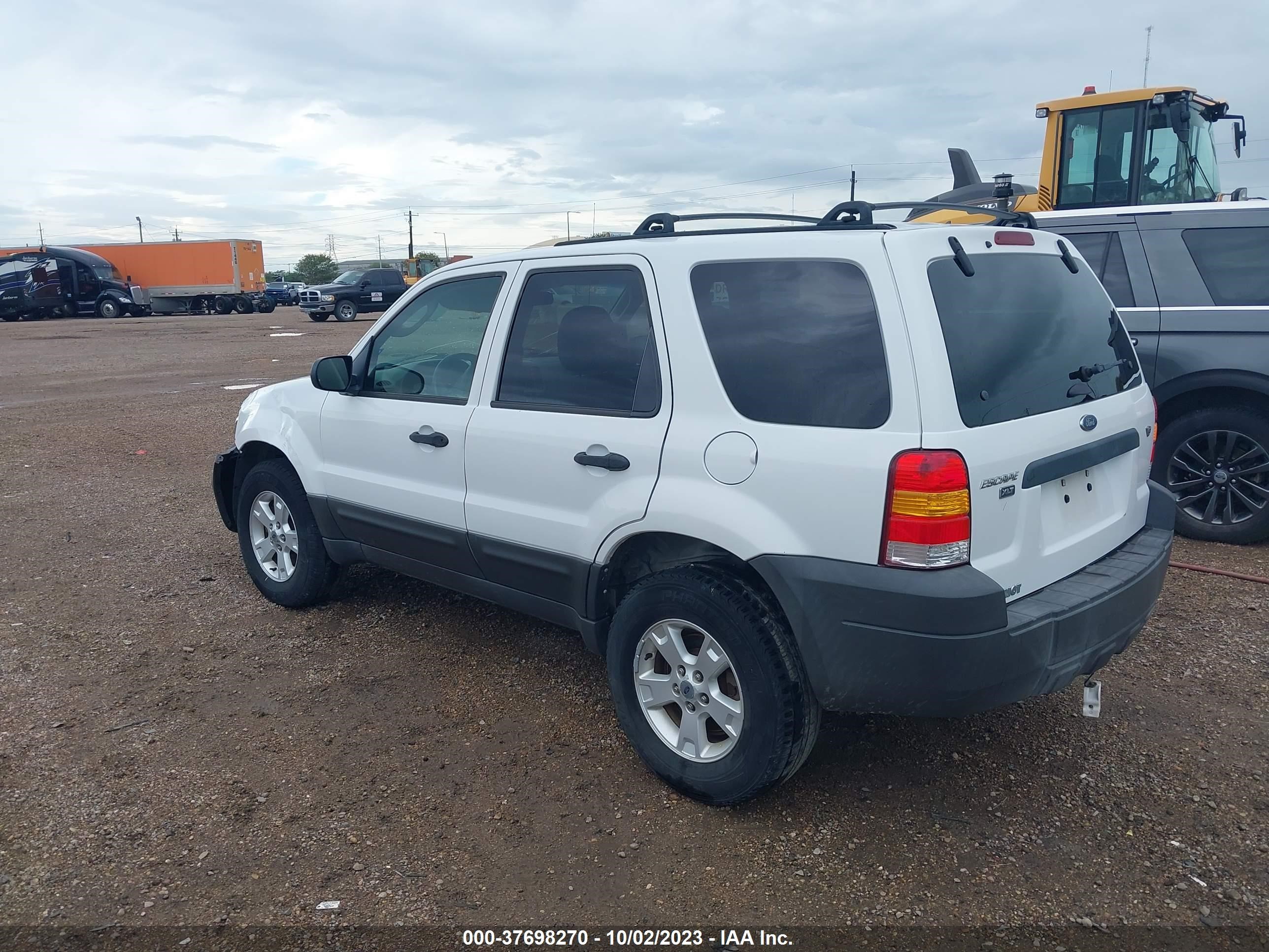 Photo 2 VIN: 1FMYU93166KC23667 - FORD ESCAPE 