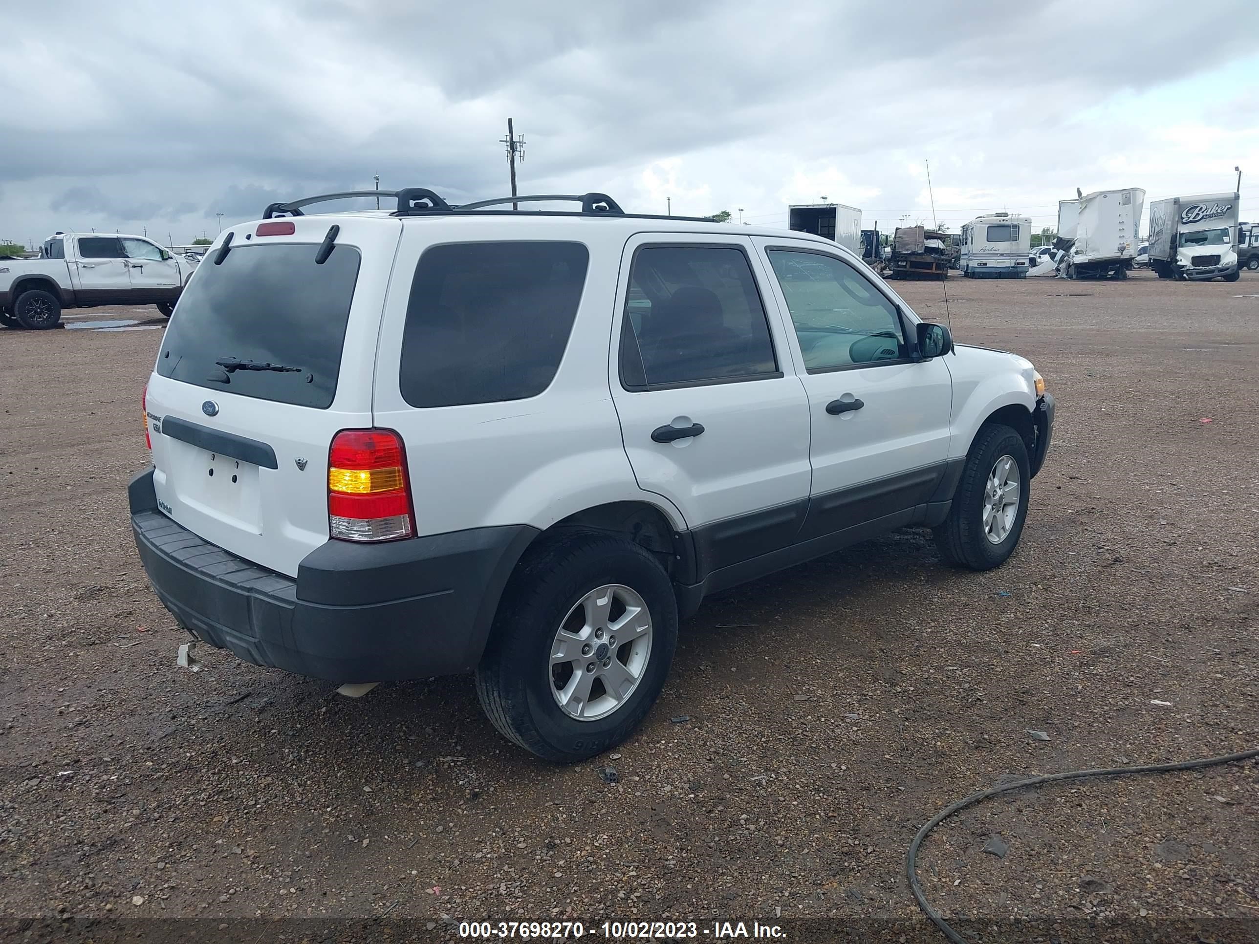 Photo 3 VIN: 1FMYU93166KC23667 - FORD ESCAPE 