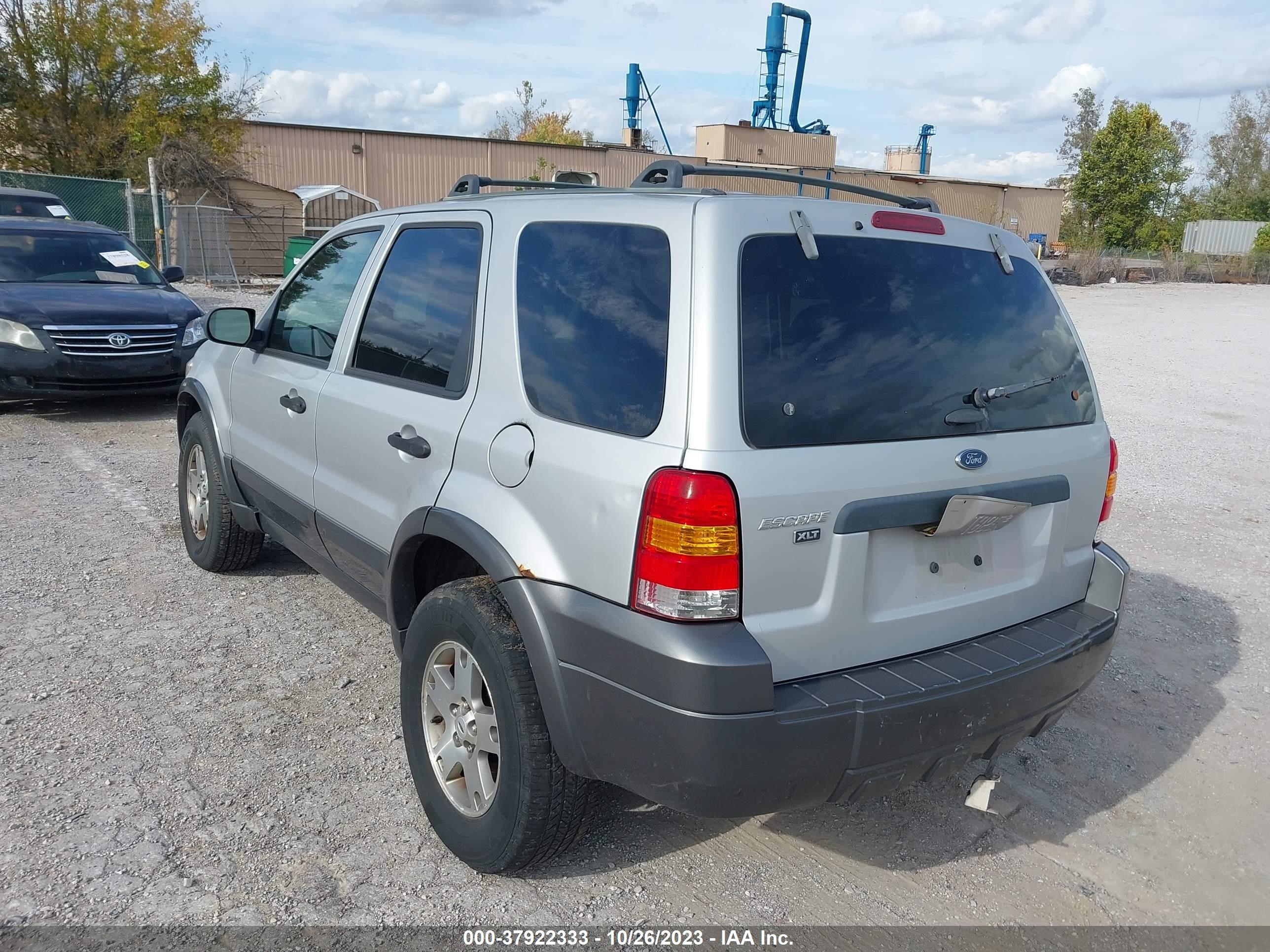 Photo 2 VIN: 1FMYU93175KB10549 - FORD ESCAPE 