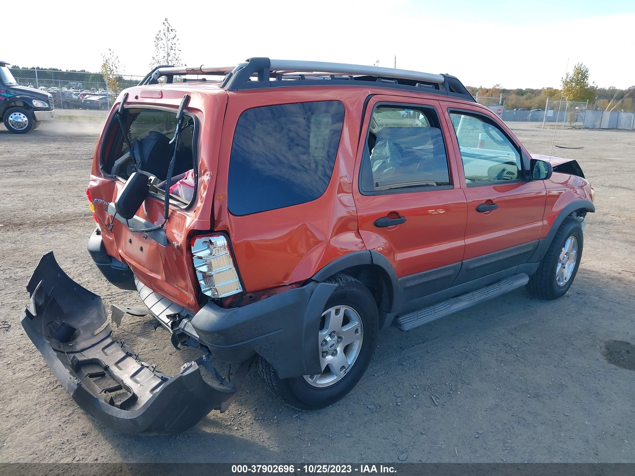 Photo 3 VIN: 1FMYU93176KA77375 - FORD ESCAPE 