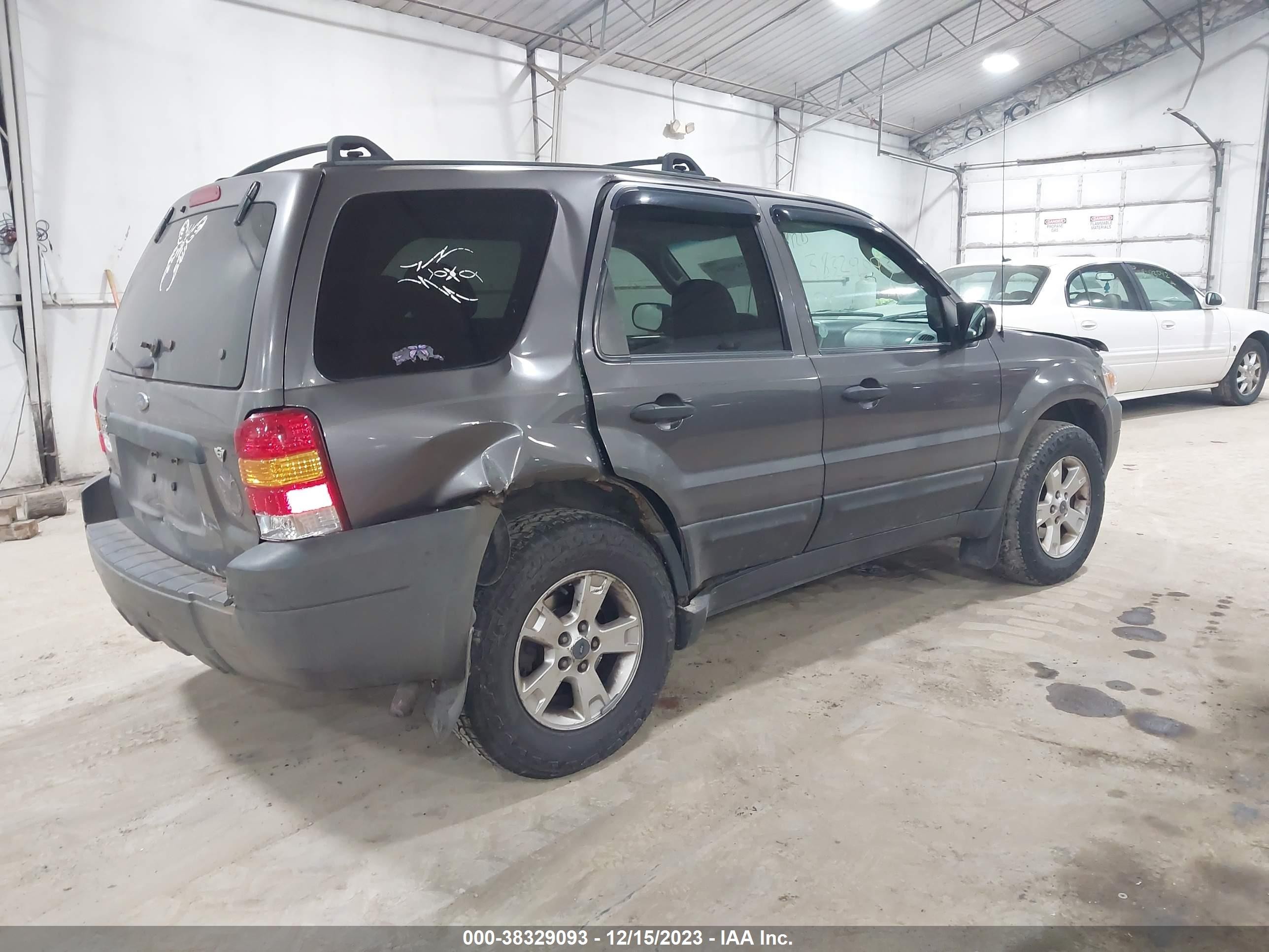 Photo 3 VIN: 1FMYU93186KB88811 - FORD ESCAPE 