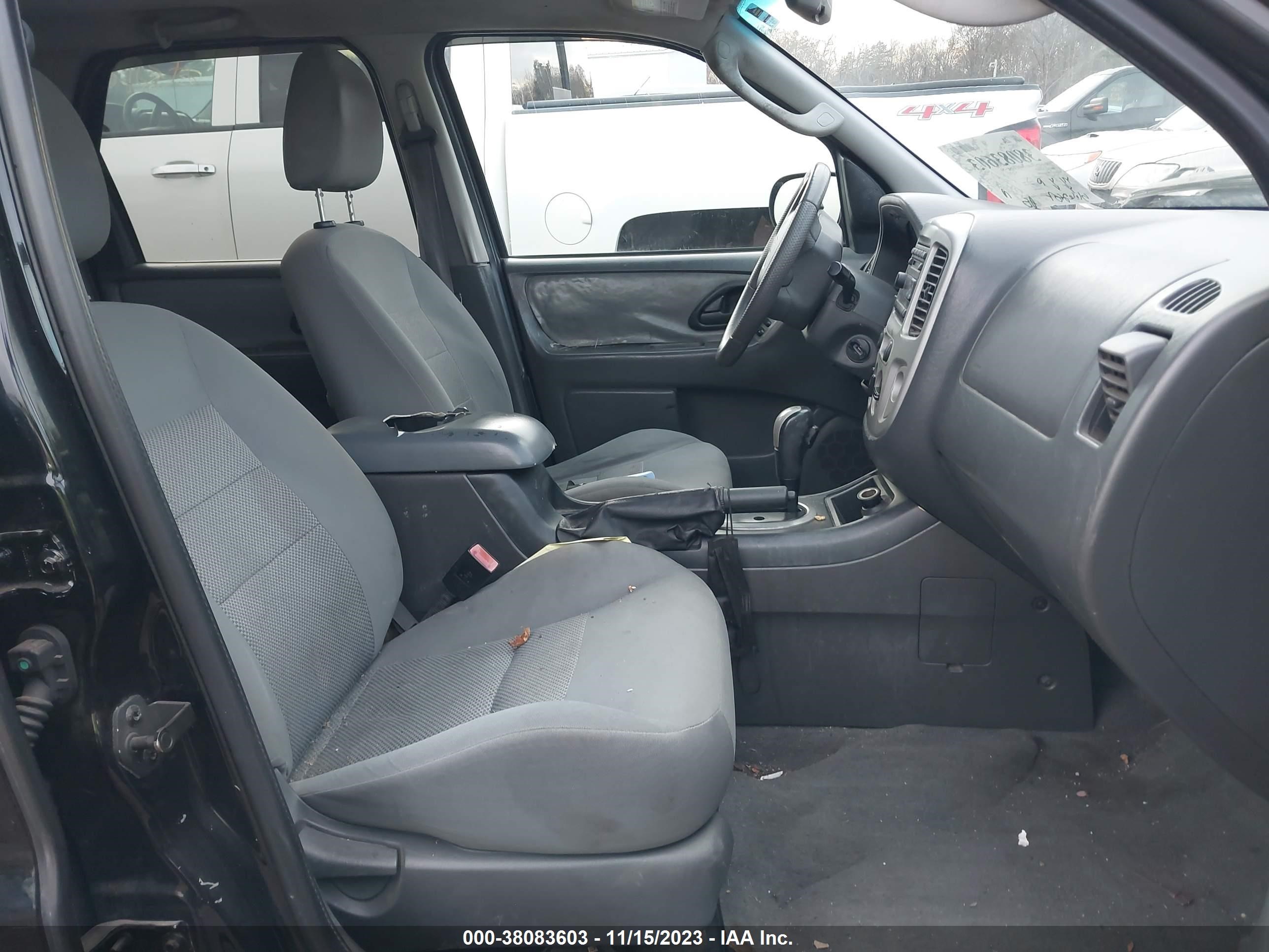 Photo 4 VIN: 1FMYU93186KC62860 - FORD ESCAPE 